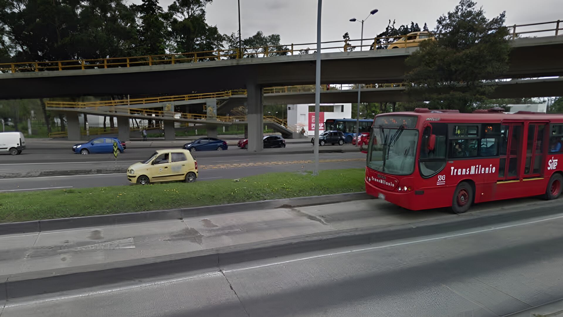 El estado de salud del motociclista que cayó de un puente sobre la carrera 30 con calle 45 es crítico - crédito U_trews/X