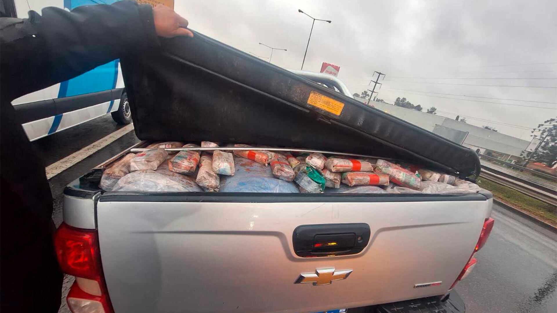 Encontraron una tonelada de hojas de coca en una camioneta que chocó en Panamericana