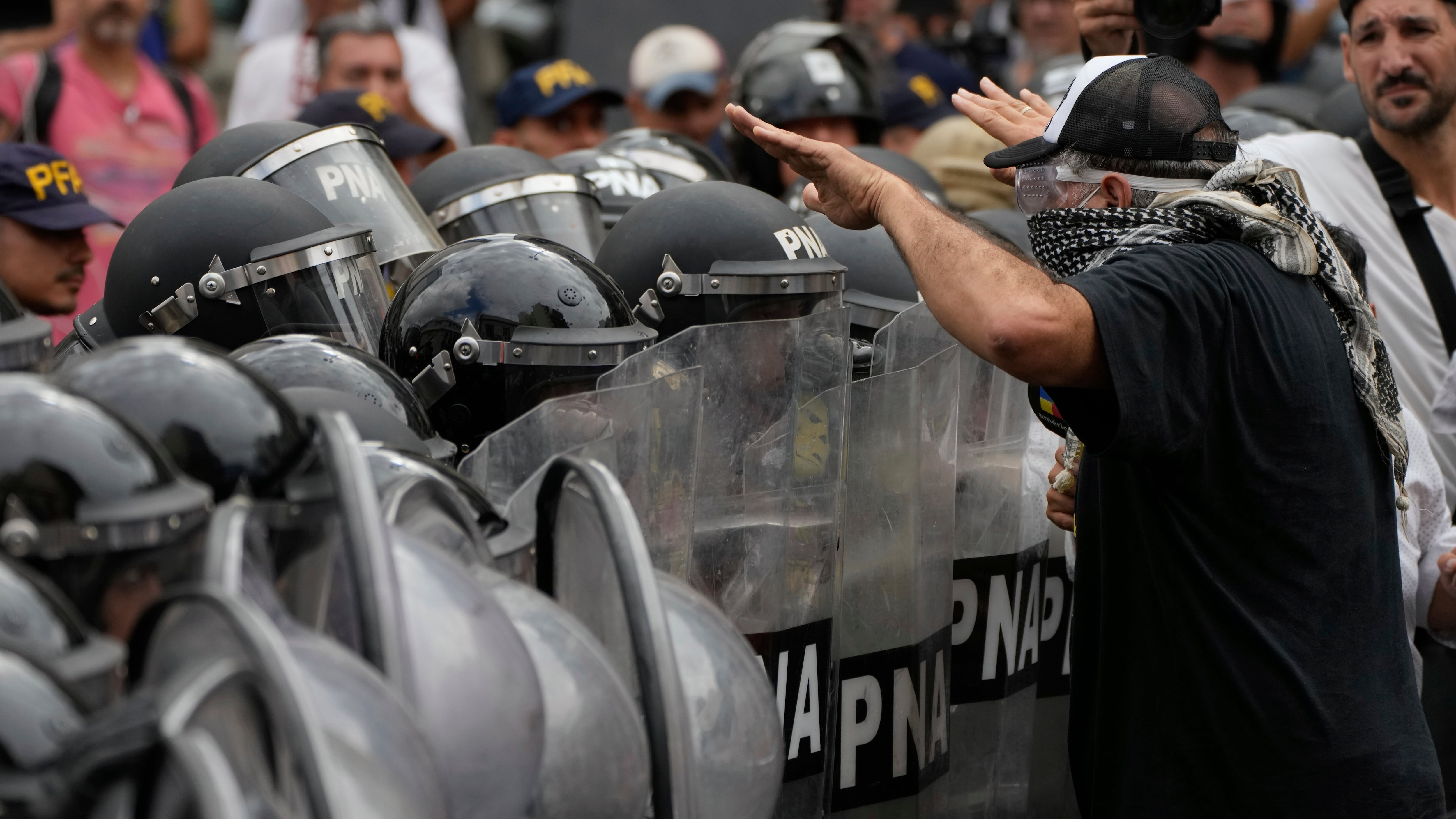 El miércoles 11 de septiembre los piqueteros se manifestarán frente al Congreso contra el veto presidencial a la Ley de Movilidad Jubilatoria. Eduardo Belliboni, del Polo Obrero y las CTA forman parte de la organización (AP Foto/Natacha Pisarenko, Archivo)