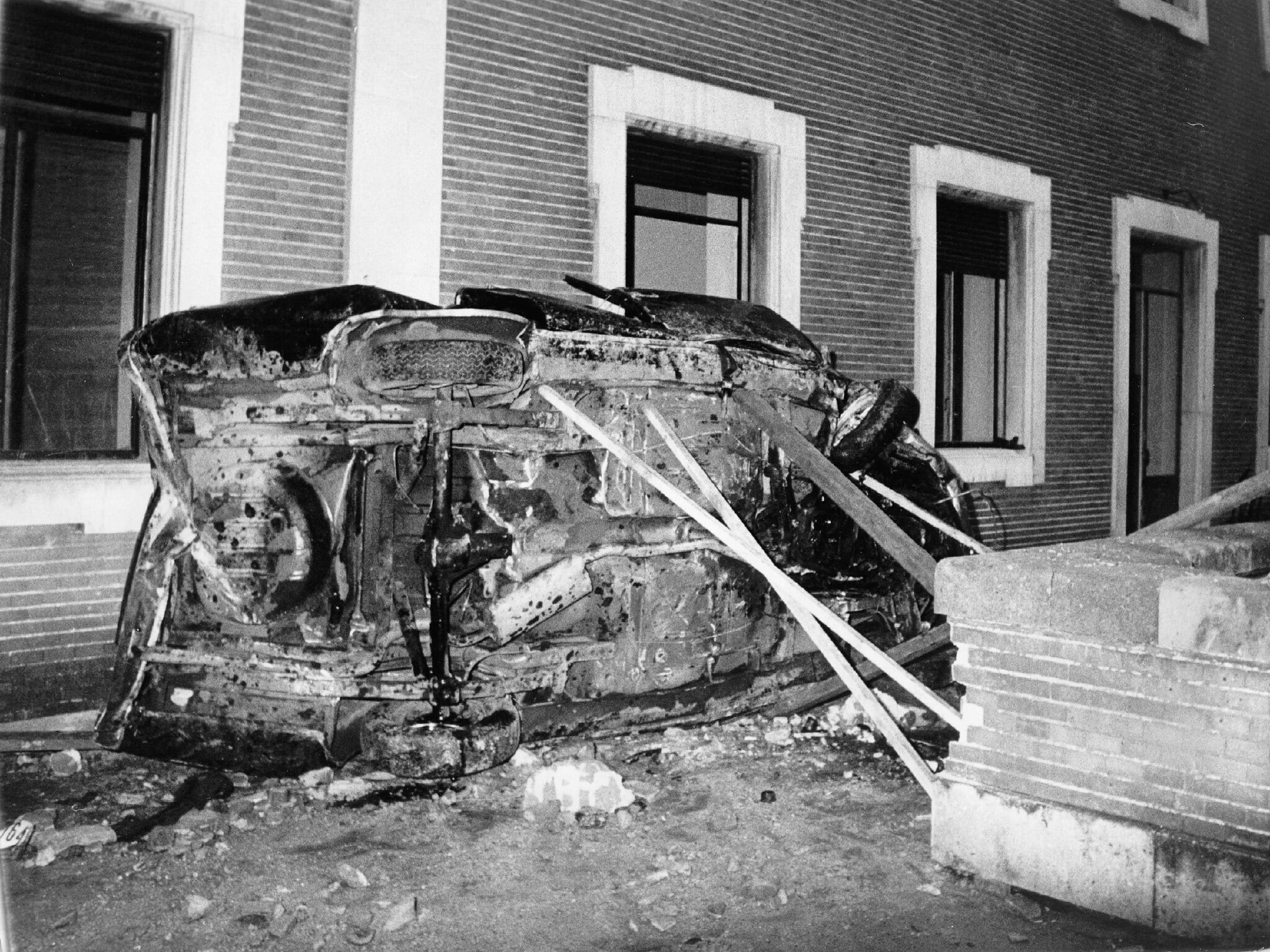 Estado del coche en que viajaba el presidente del Gobierno, Luis Carrero Blanco, tras el atentado. Efe/ Archivo
