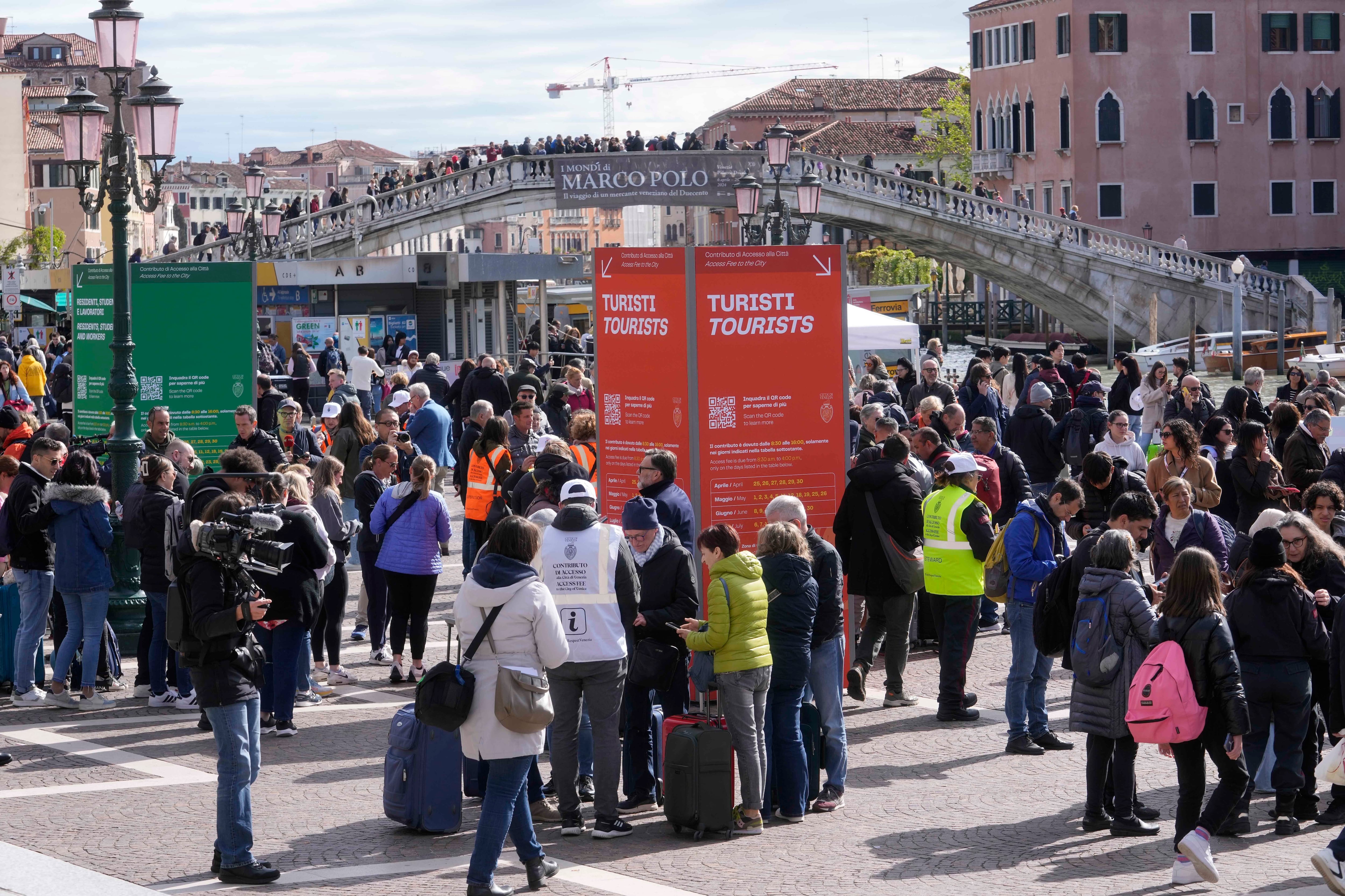 Venecia prueba una tarifa de 5 euros para turistas diurnos y anuncia límites para visitas guiadas. (AP Foto/Luca Bruno)