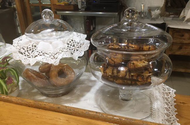 Vitrina de repostería casera en el Área de servicio Boceguillas