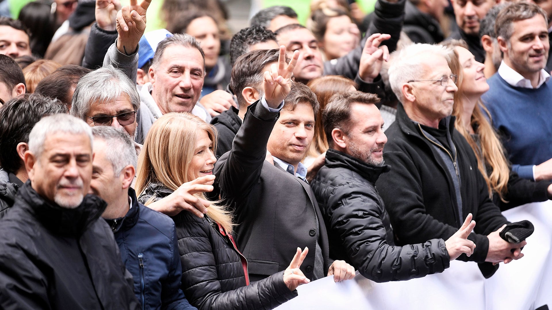 Axel Kicillof y ministros bonaerenses en la marcha de jubilados