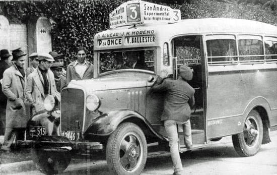 Un colectivo Chevrolet de 1934 o 1935, de la línea 3 que unía Plaza Miserere con Villa Ballester. (Foto: Archivo General de la Nación).