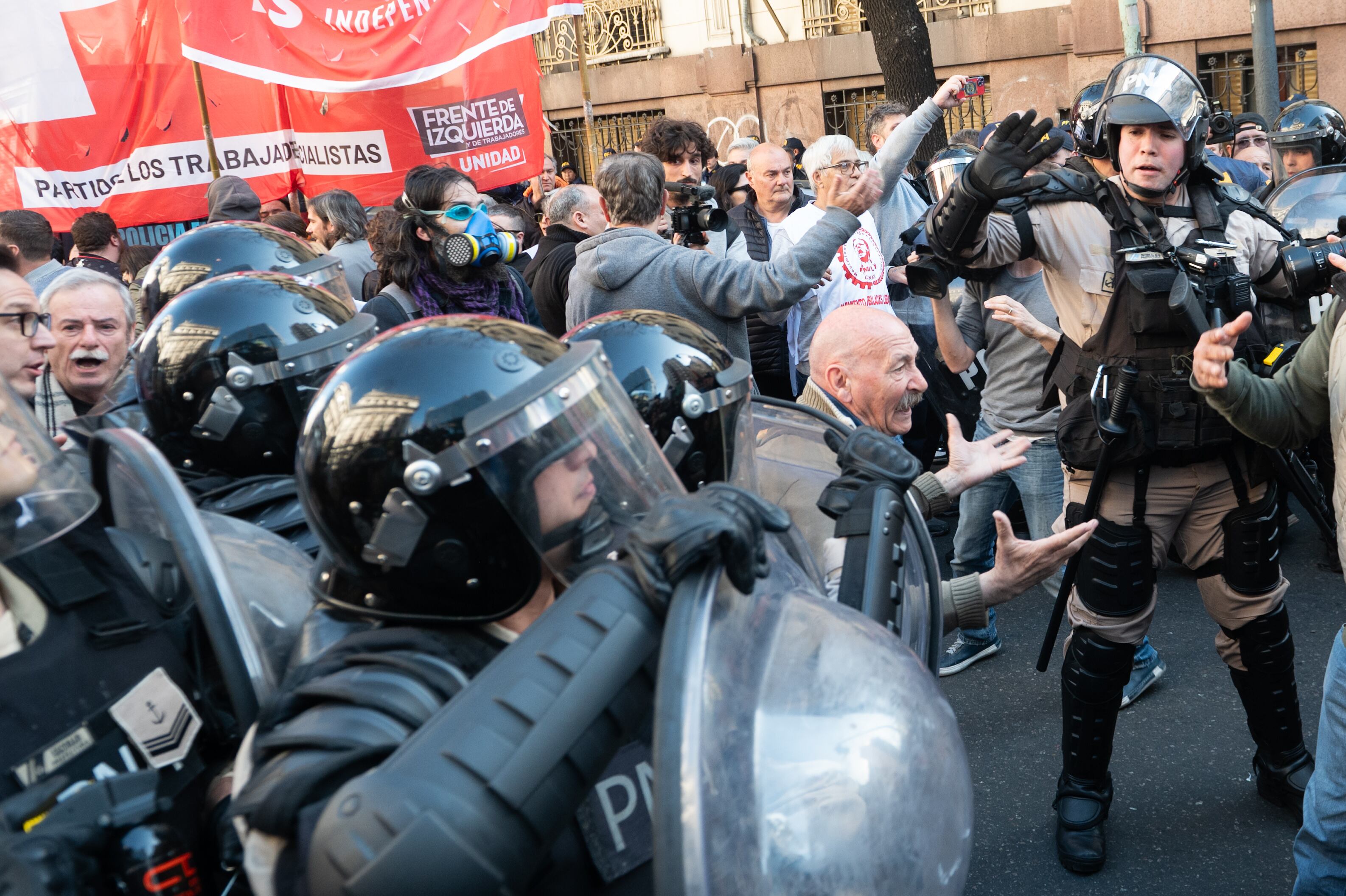 Organizaciones sociales marchan al congreso en contra del veto a la ley de movilidad jubilatoria