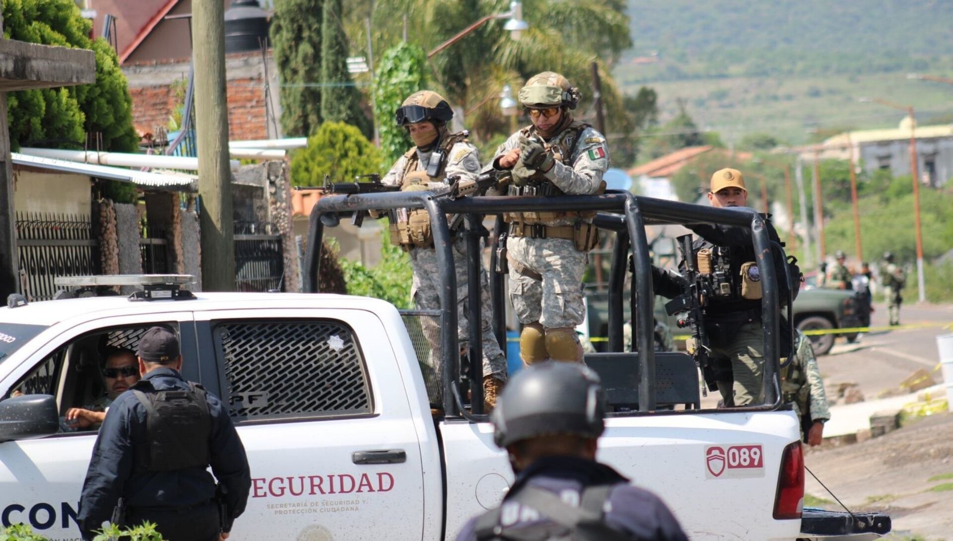 Agentes estatales y federales participaron en las acciones de búsqueda. (Fiscalía General de Michoacán)