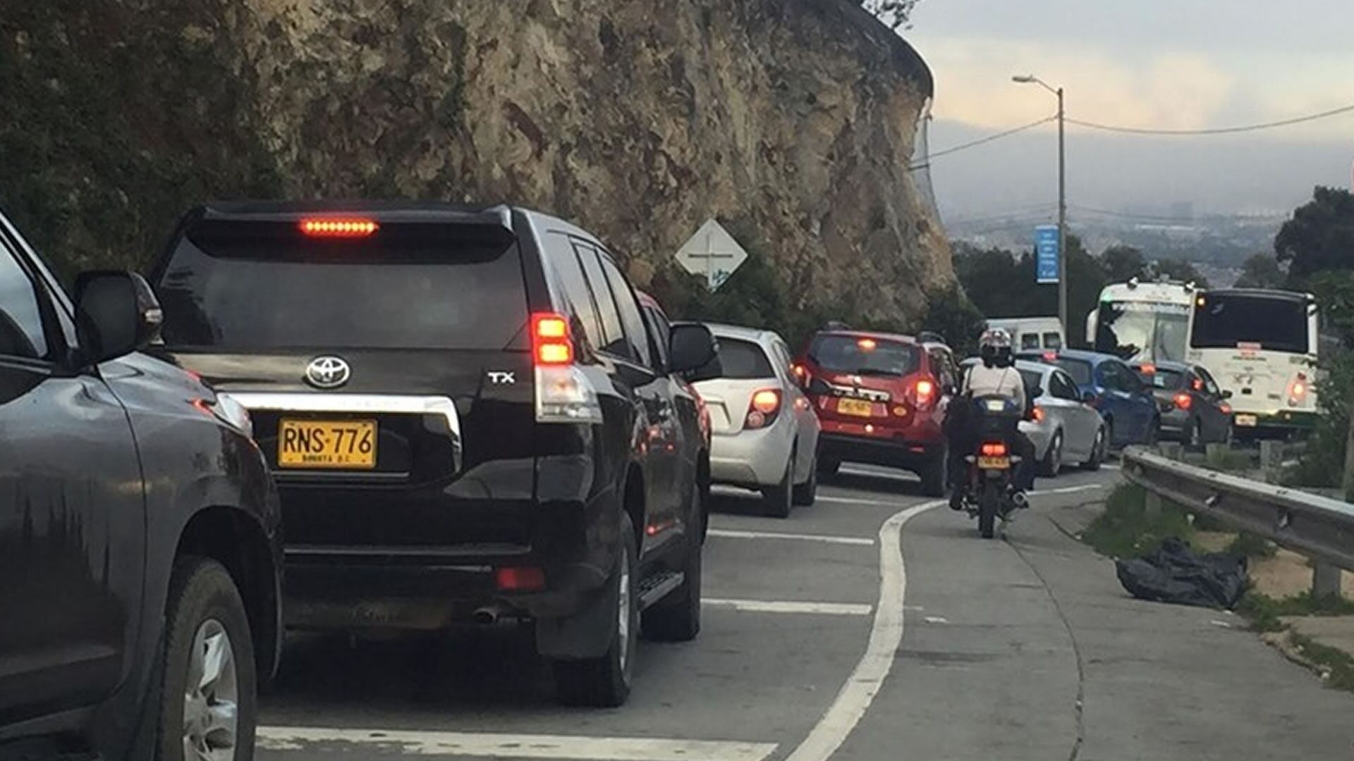 Descomunal trancón en la vía Bogotá - La Calera por accidente de ciclista en la vía. Imagen de referencia.