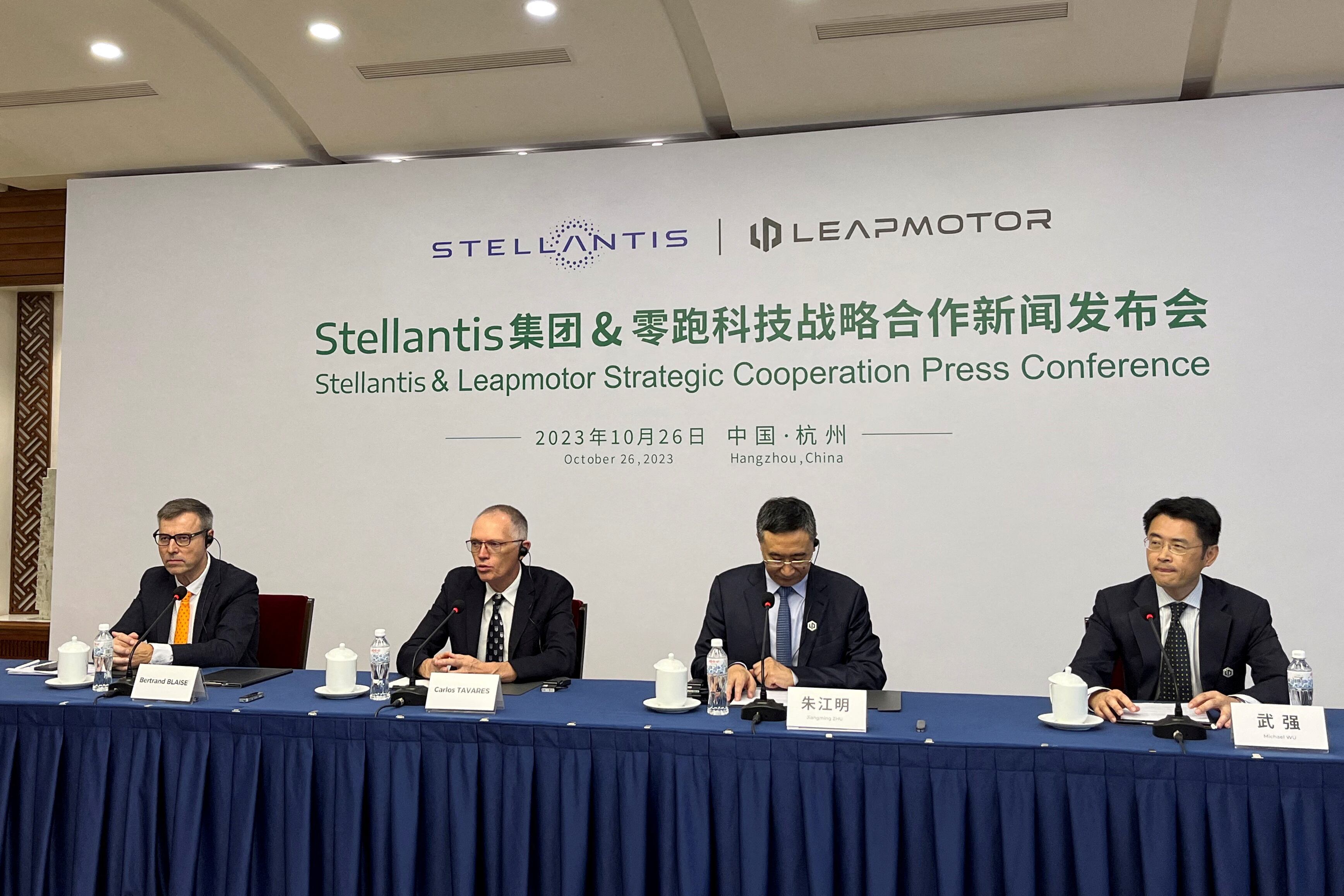 Carlos Tavares, CEO de Stellantis, fue uno de los ejecutivos que más fuerza hizo para proteger la industria europea de la amenaza china, sin embargo, también generó una fusión con una compañía automotriz de ese país, Leapmotor, para potenciarse mutuamente (REUTERS/Zoey Zhang/File Photo)