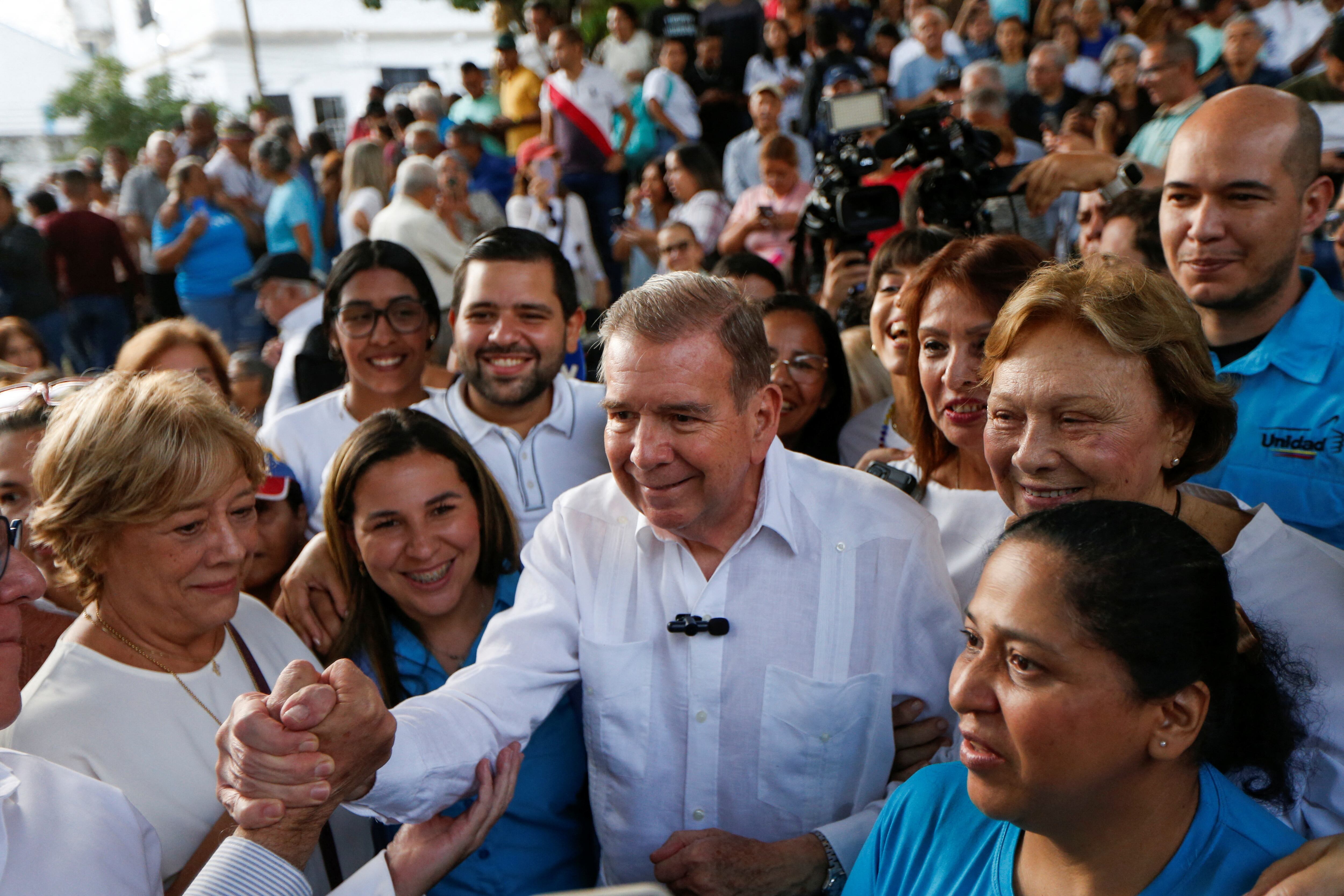 El candidato presidencial de la oposición venezolana, Edmundo González, le da la mano a un partidario durante una manifestación, en Caracas, Venezuela (REUTERS/Leonardo Fernández Viloria)