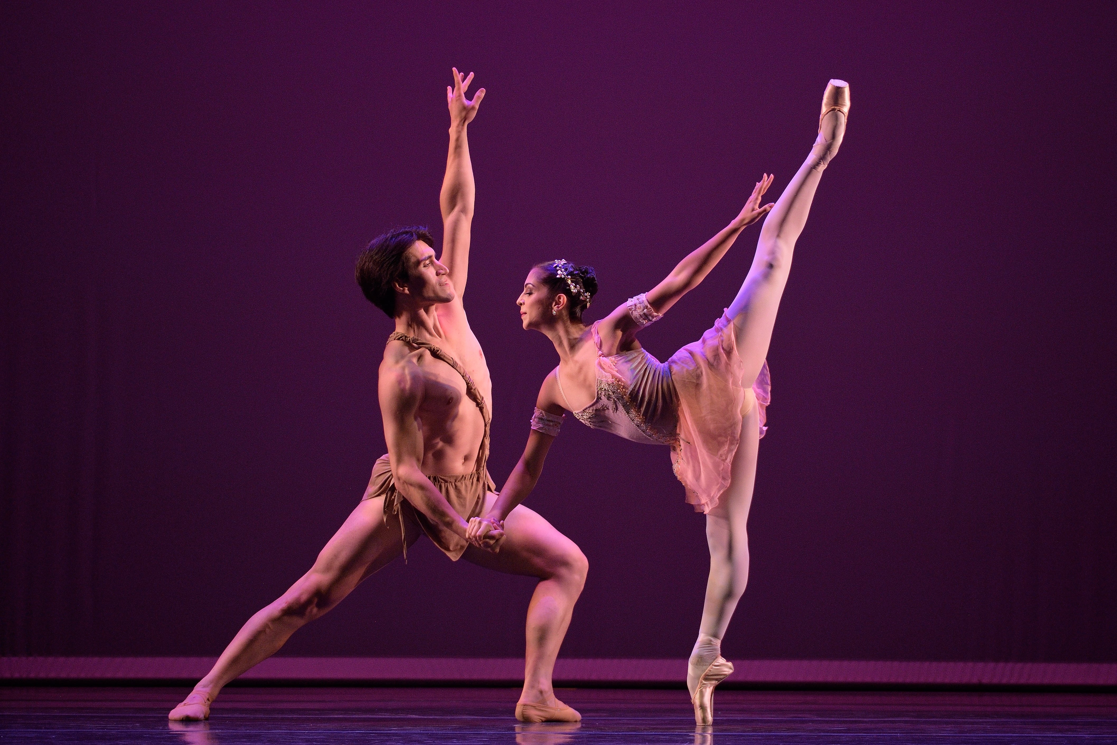 Fotografía cedida por el Festival Internacional de Ballet de Miami donde aparecen los bailarines Norton Fantinel y Kamila Moreira del Ballet de Toulouse. EFE/Simon Soong/Festival Internacional de Ballet de Miami
