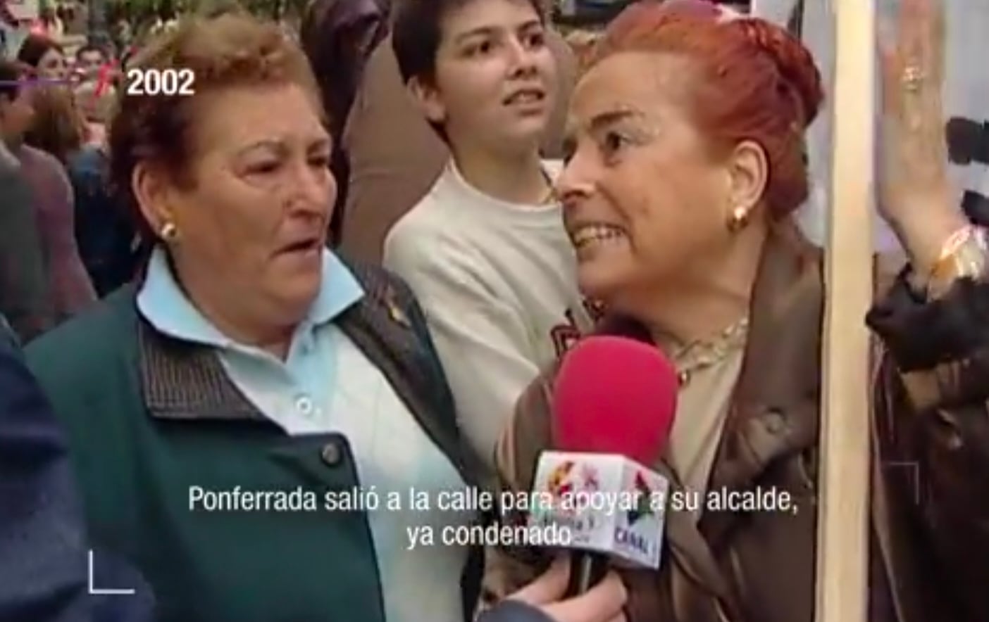 Manifestación en 2002 en Ponferrada a favor del alcalde Ismael Álvarez, acusado por Nevenka Fernández de acoso sexual (extraído de @ObjetivoLaSexta/X)