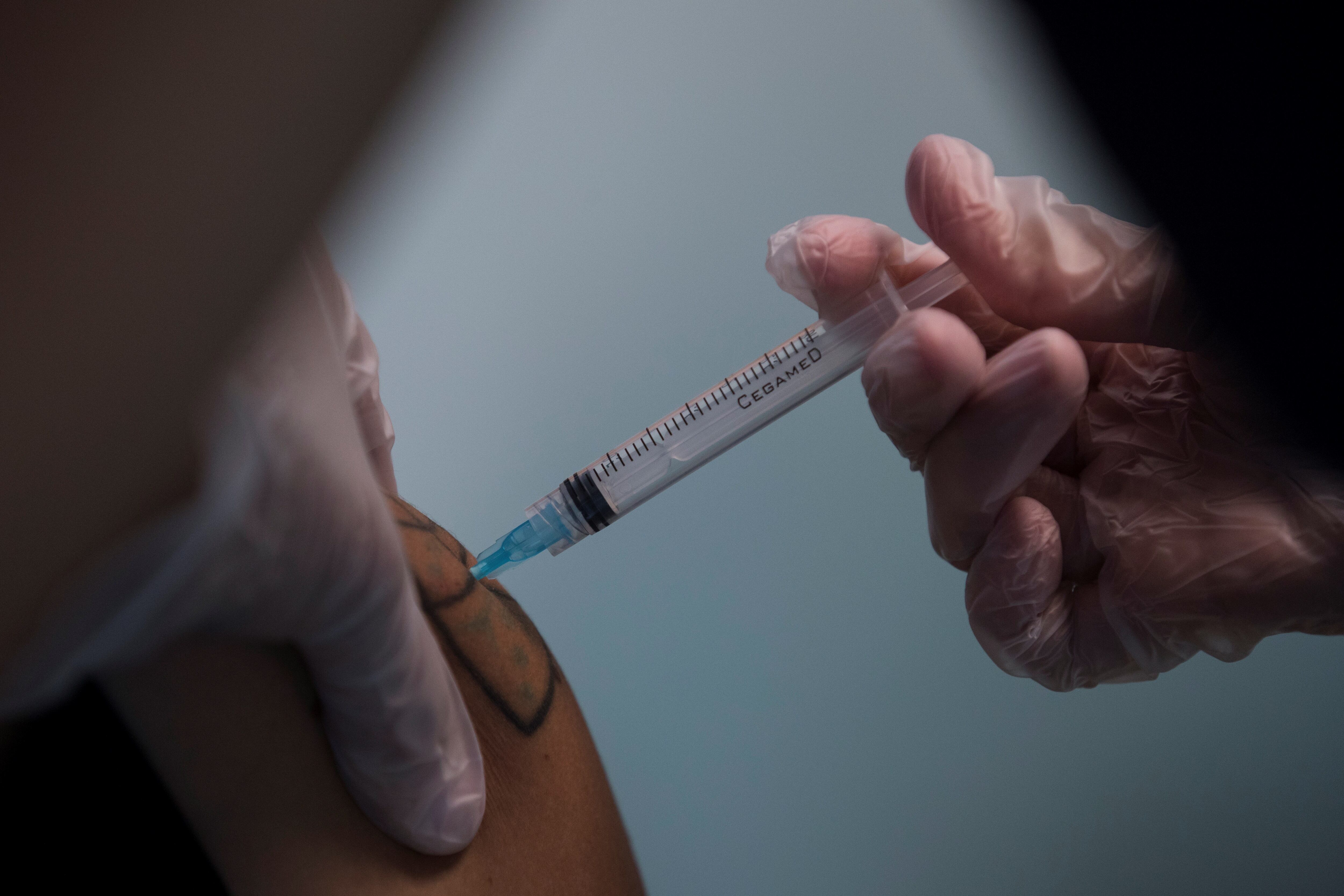 En México ya se pueden adquirir en las farmacias vacunas contra la covid-19 aprobadas por la Organización Mundial de la Salud (OMS), como las de las farmacéuticas Moderna o Pfizer. Fotografía de archivo. EFE/Alberto Valdes
