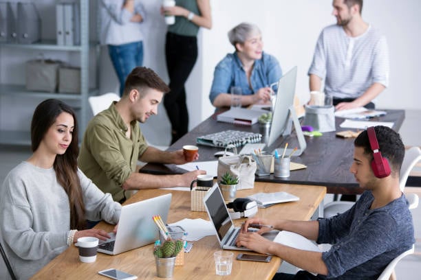 En las organizaciones del ranking de Empresas que Cuidan 2024, de GPTW, el 92% de los empleados siente que sus ideas son escuchadas, con un mejor sentido de pertenencia y satisfacción (KatarzynaBialasiewicz/Getty Images)