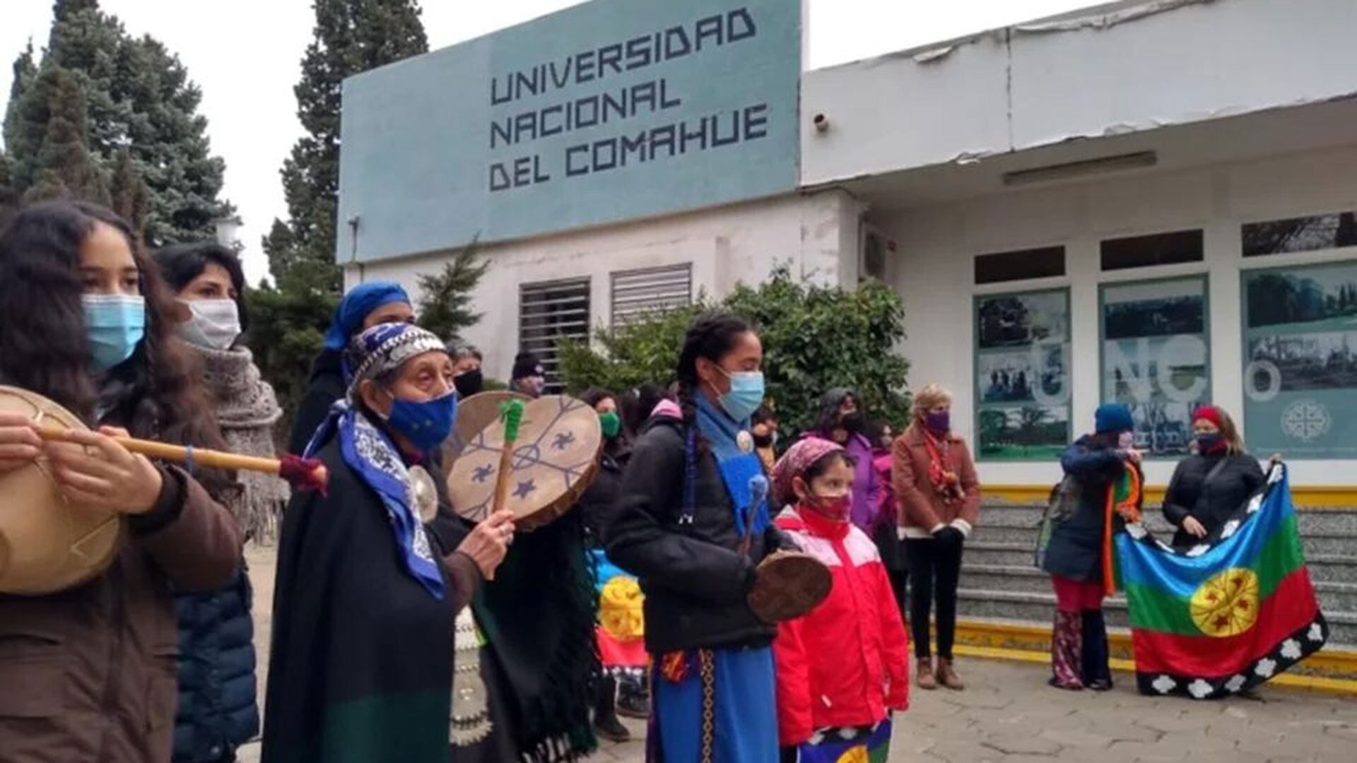 Bandera mapuche Universidad Nacional del Comahue