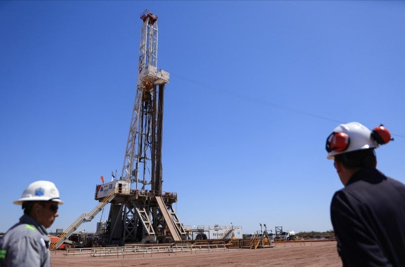 Trabajadores operan un pozo en la formación de petróleo no convencional Vaca Muerta. REUTERS/Tomas Cuesta