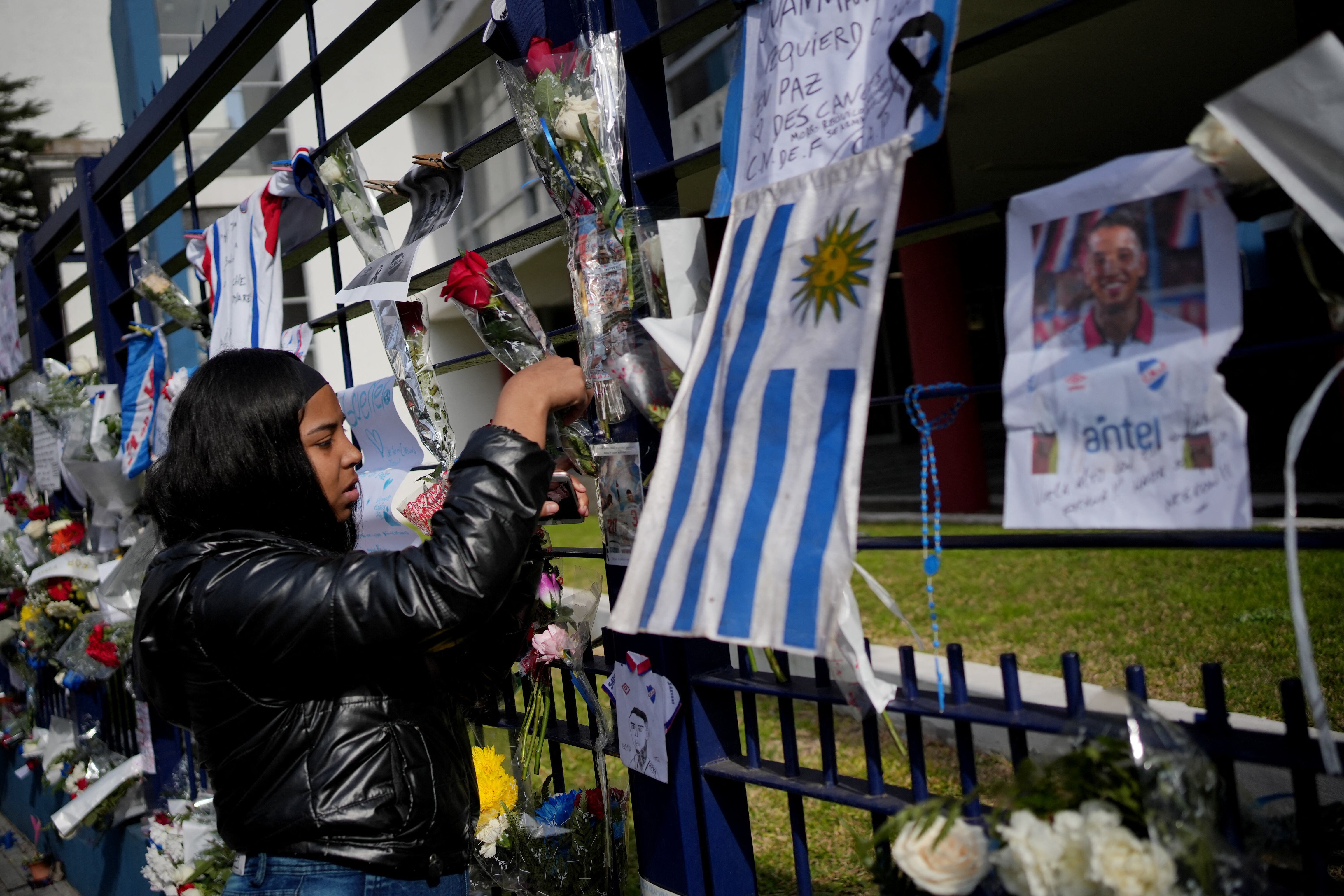 Nacional decretó cinco días de duelo, todas sus banderas permanecerán a media asta y realizó un emotivo video en redes sociales para despedir a Juan Izquierdo, que incluyó diferentes imágenes de su paso en el cuadro uruguayo, con el cual disputó 27 encuentros y marcó un gol