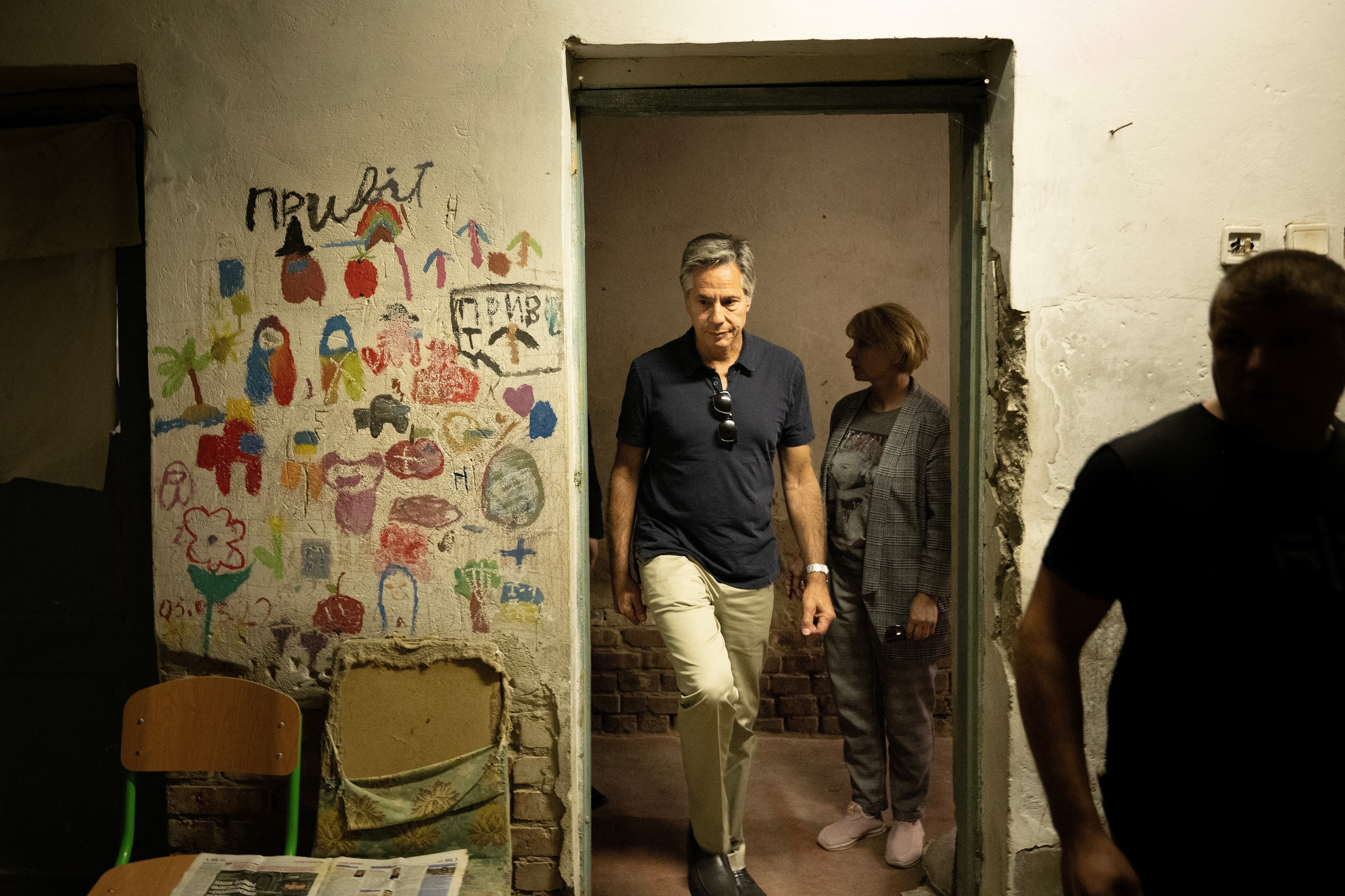 El secretario de Estado Anthony Blinken visitó la escuela de Yahidne durante una de sus visitas a Ucrania. (BRENDAN SMIALOWSKI/Pool via REUTERS)