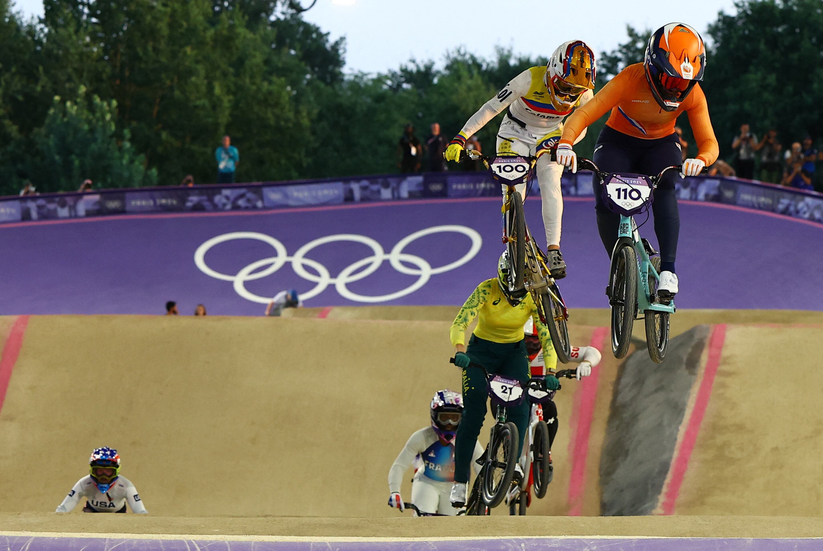 Paris 2024 Olympics - BMX Racing - Women, Semifinals Run 2 - Saint-Quentin-en-Yvelines BMX Stadium, Montigny-le-Bretonneux, France - August 02, 2024. Laura Smulders of Netherlands and Mariana Pajon Londono of Colombia in action during heat 2. REUTERS/Agustin Marcarian