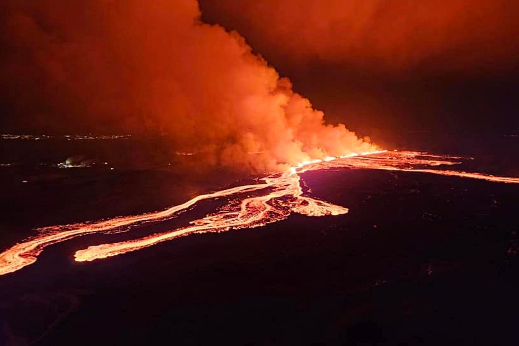 Las erupciones volcánicas en Islandia podrían continuar durante siglos, proporcionando datos cruciales sobre la dinámica del magma (Defensa Civil Islandesa via AP)