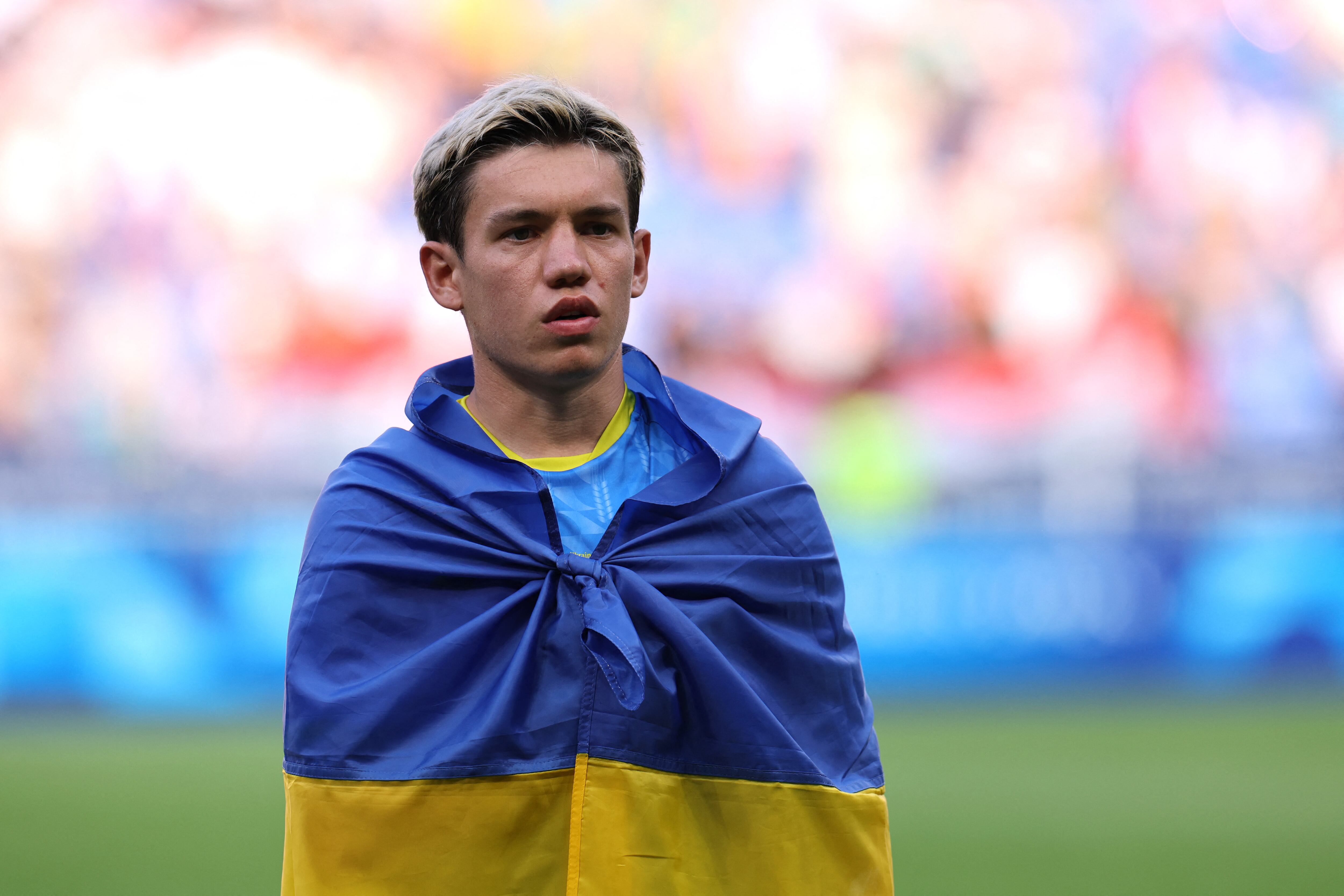 El ucraniano Maksym Khlan salió abrazado a la bandera de su país antes del duelo frente a Irak en el fútbol olímpico (REUTERS/Nir Elias)