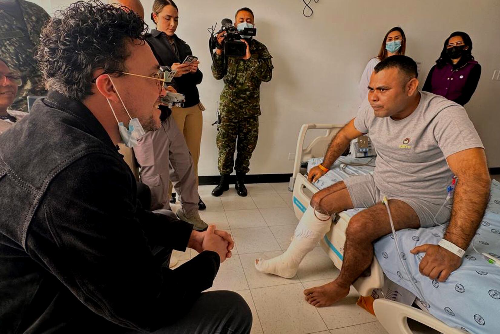 El colombiano Andrés Cepeda canta a los pacientes del Hospital Militar de Bogotá