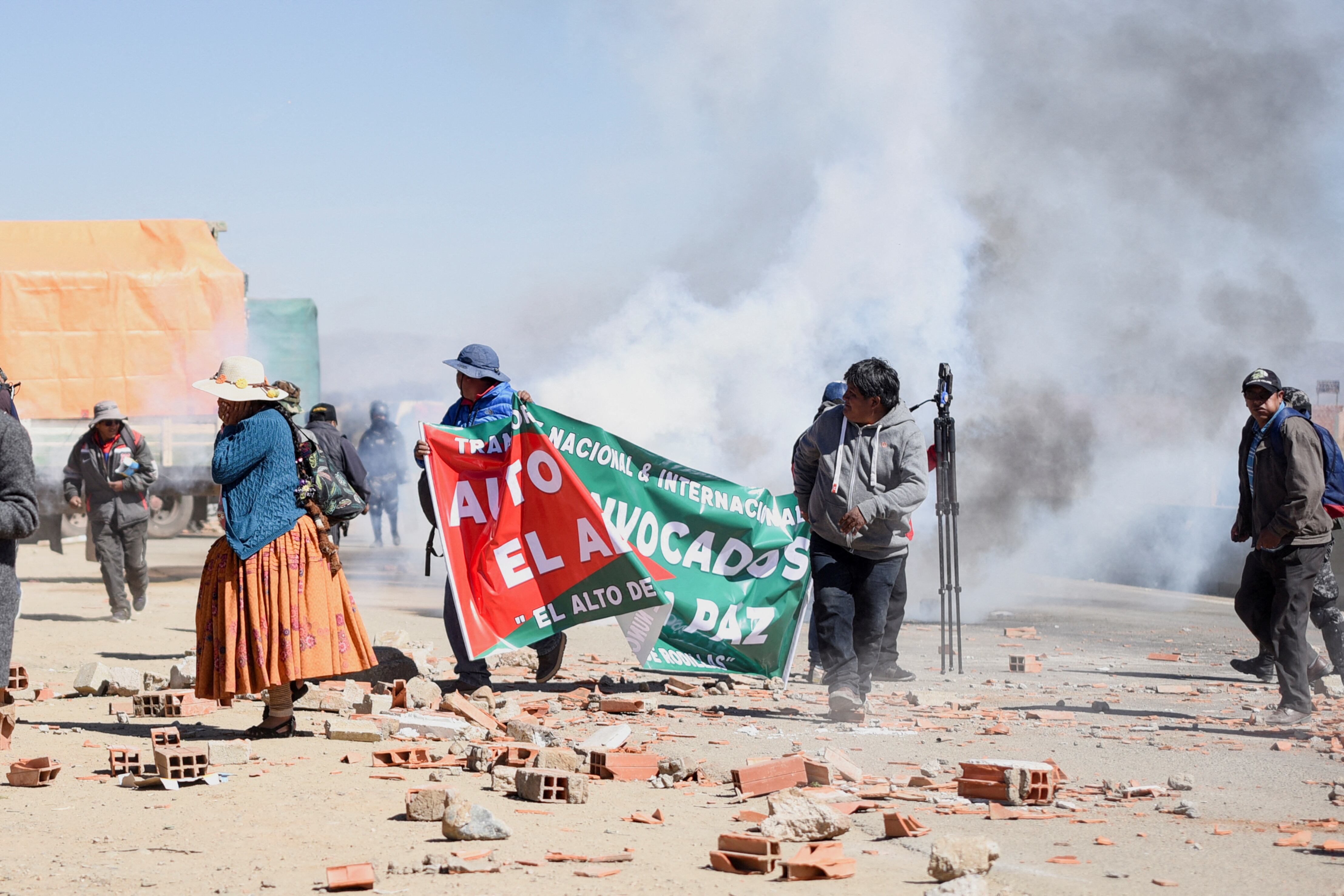 Miembros de la policía antidisturbios actúan durante una protesta en la carretera a Oruro mientras los conductores llevan a cabo una huelga de 48 horas en protesta por la escasez de combustible y la falta de dólares (REUTERS/Claudia Morales)