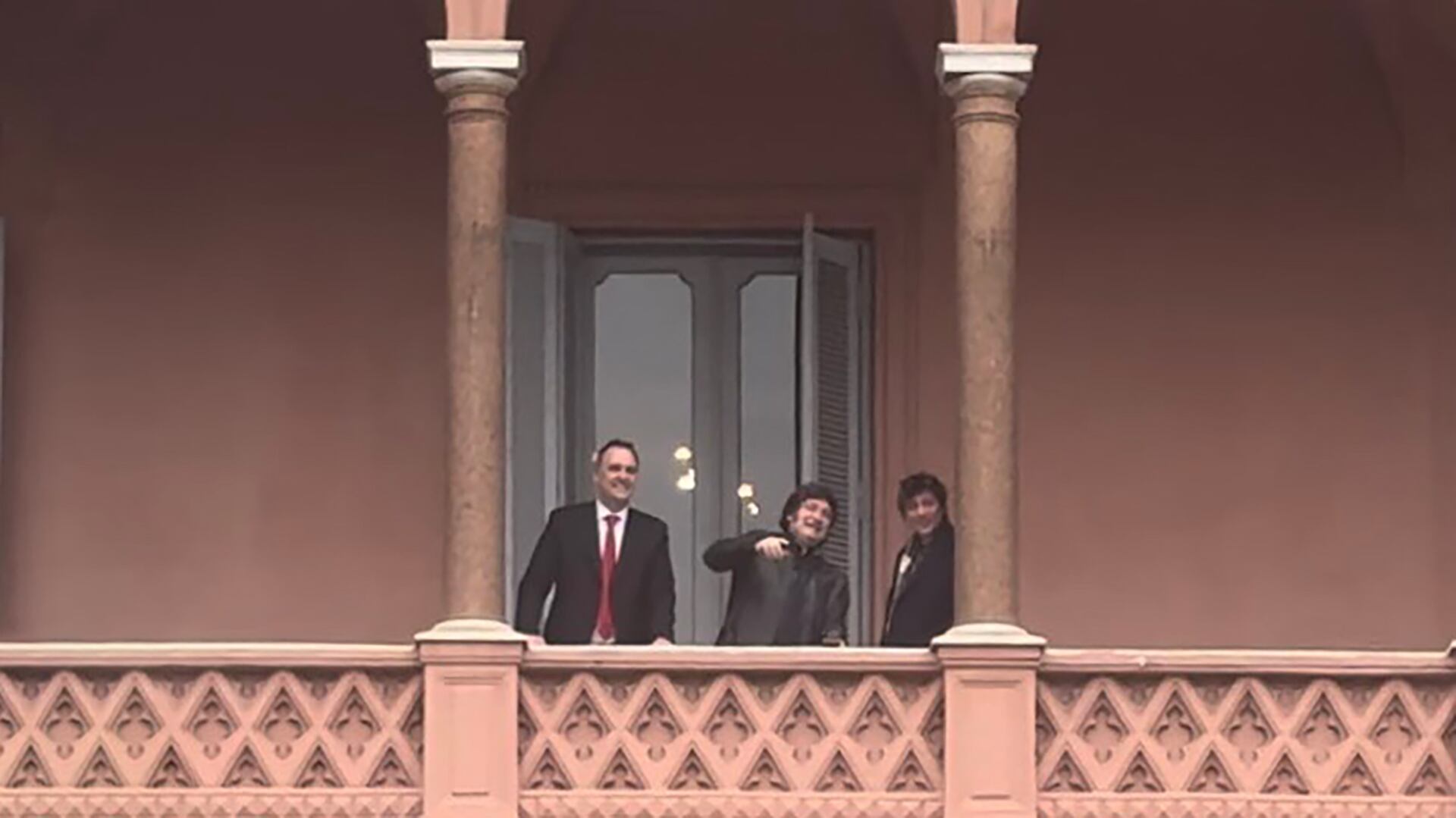 Milei, Adorni y Caputo en el Balcón de Casa Rosada