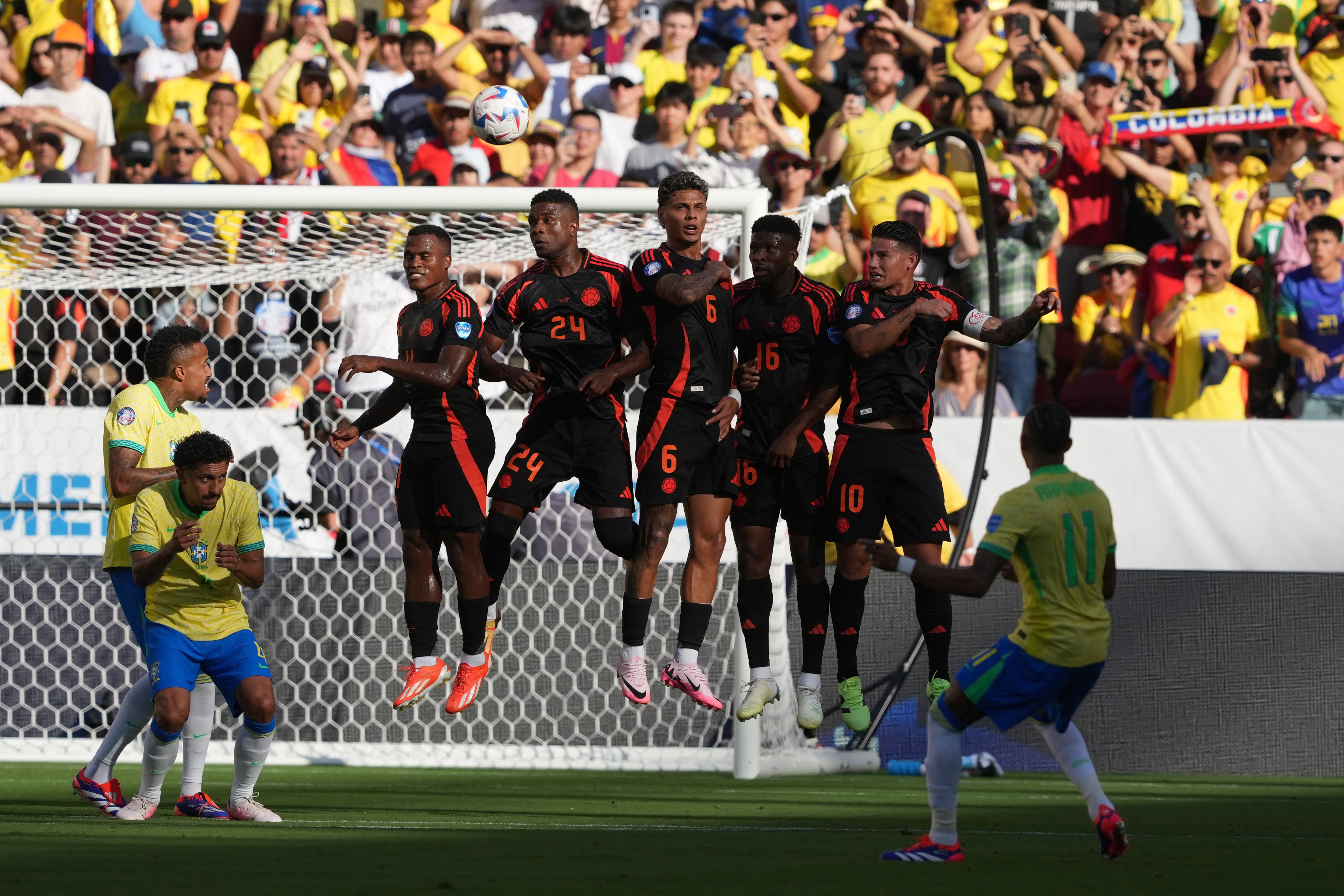 Raphinha abrió el marcador para Brasil con un golazo de tiro libre - crédito Darren Yamashita/USA TODAY Sports