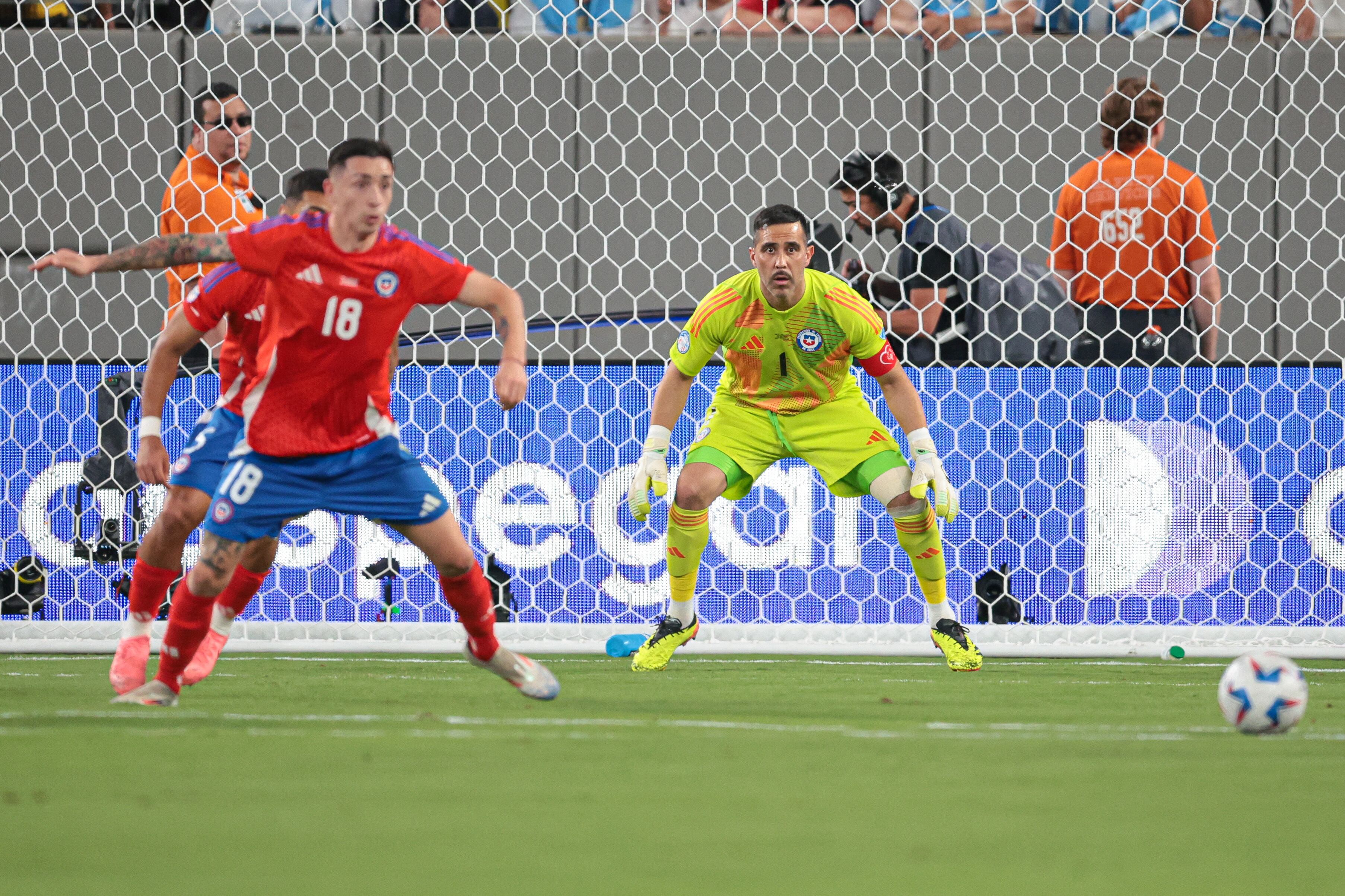 El palo de Claudio Bravo contra la Selección: "Perú corrió más que Argentina, fue más intenso que ellos durante todo el pasaje del partido" (Vincent Carchietta-USA TODAY Sports)