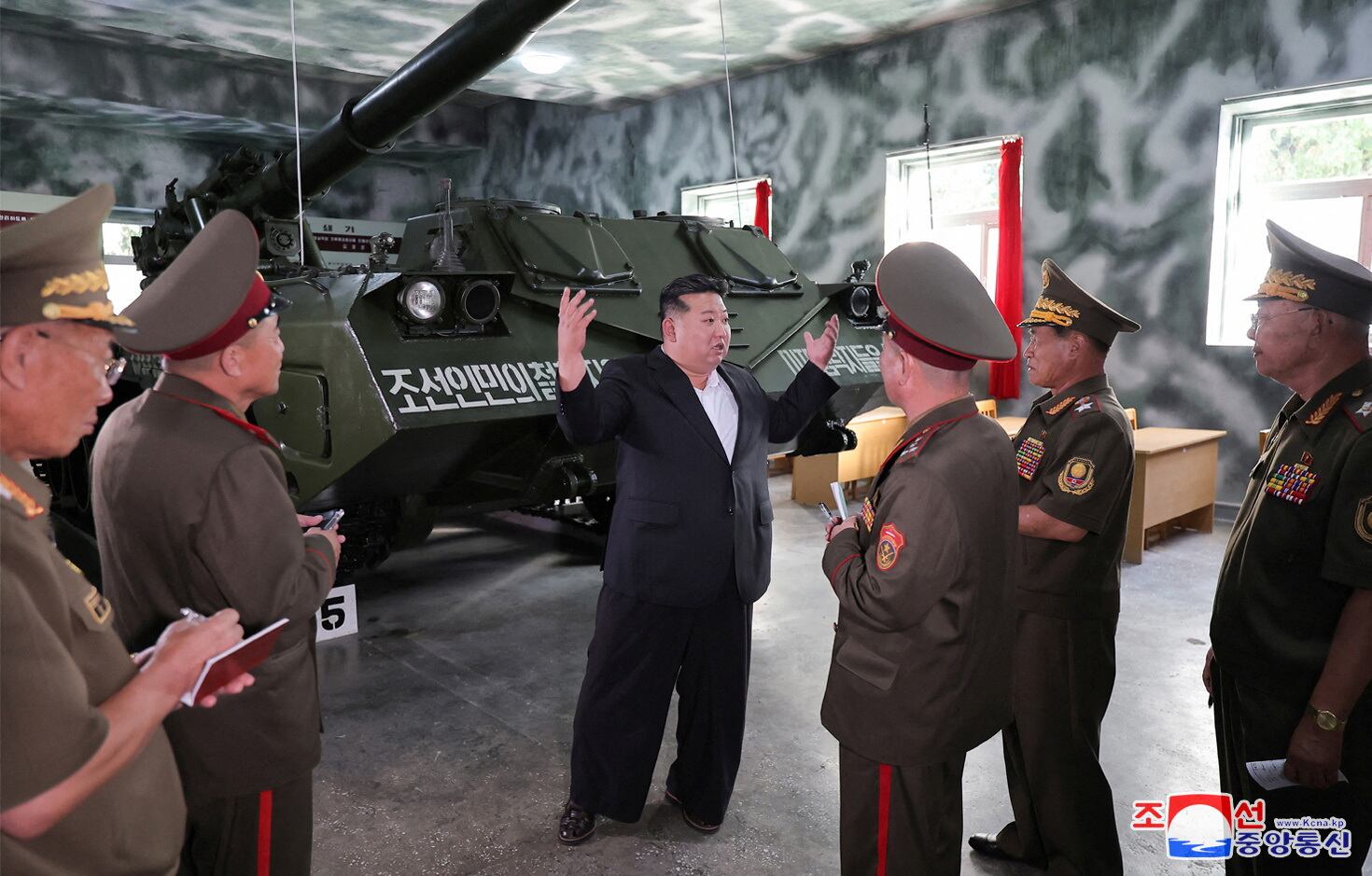 Kim Jong-un visitó instalaciones militares en Corea del Norte antes del aniversario del régimen (REUTERS/ARCHIVO)