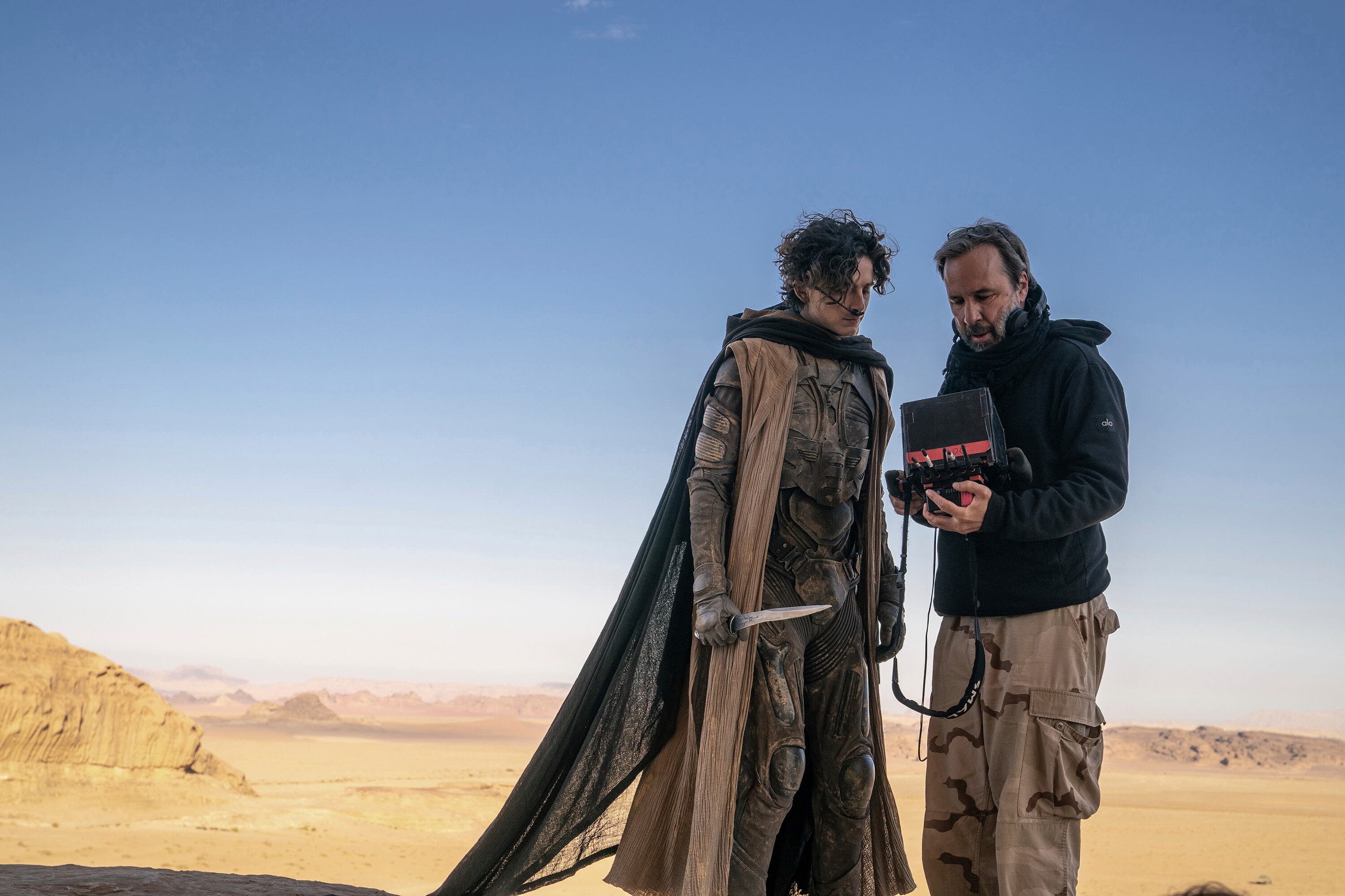 En esta imagen proporcionada por Warner Bros. Pictures, el director Denis Villeneuve, derecha, con el actor Timothee Chalamet en el set de "Dune: Part Two". (Niko Tavernise/Warner Bros. Pictures vía AP)