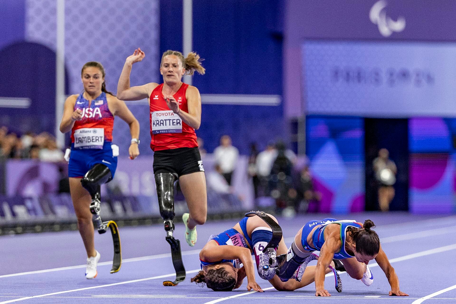 El accidente de una atleta a poco de llegar a la meta