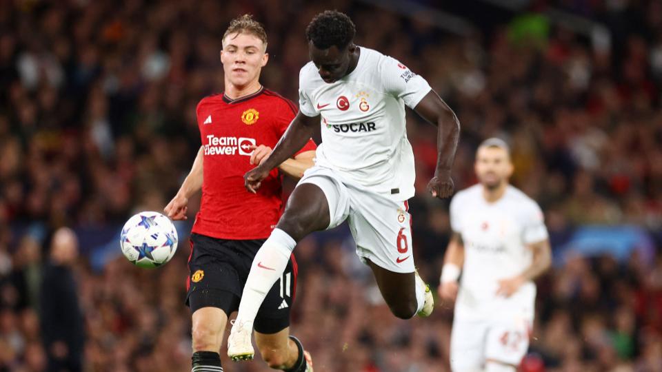 A pesar de sufrir marcando a Rasmus Hojlund, Davinson Sánchez aportó dos asistencias en la victoria de Galatasaray sobre Manchester United en la Champions League - crédito Carl Recine/Reuters