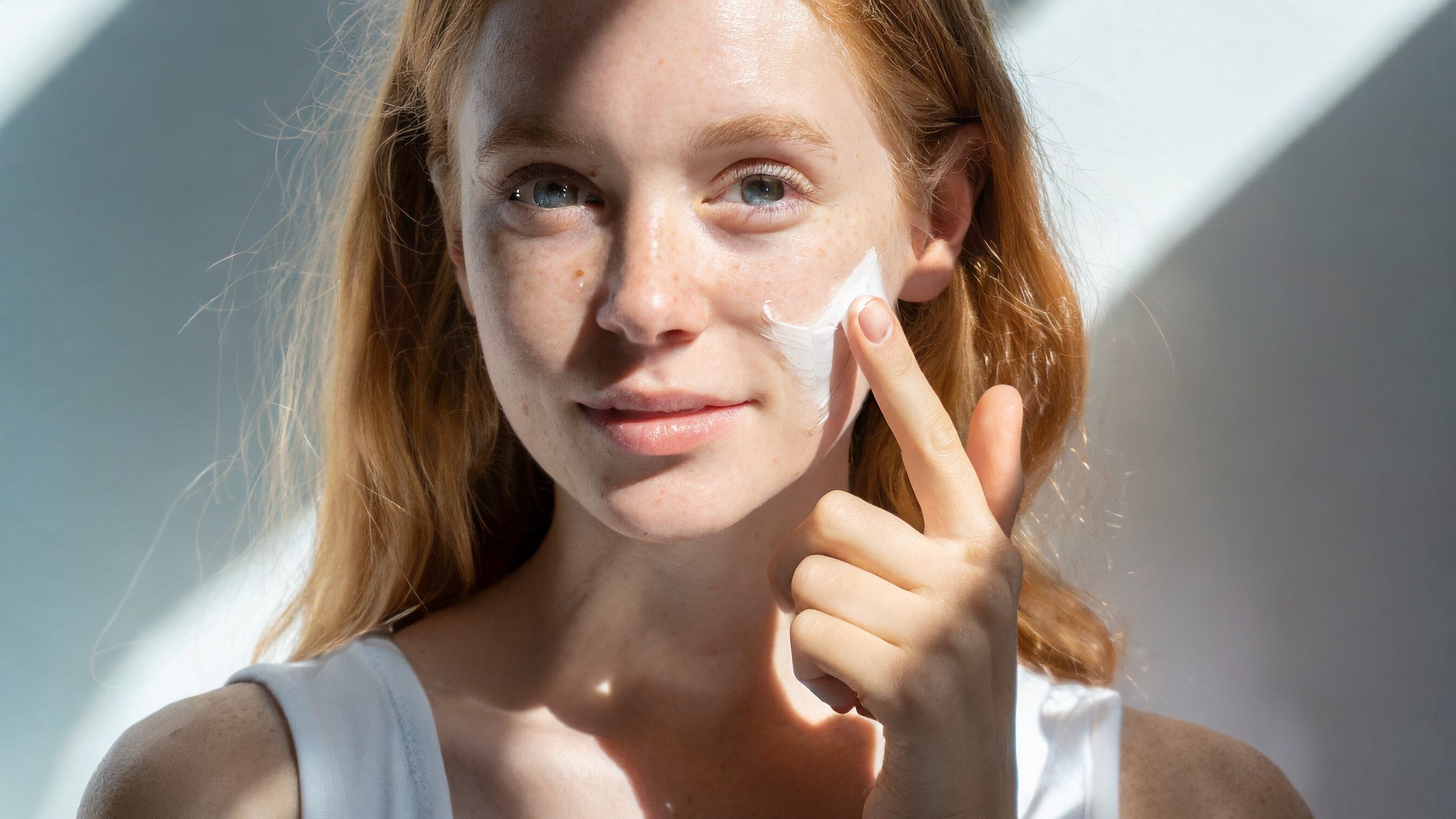 personas aplicando un producto facial sobre su piel - (Imagen Ilustrativa Infobae)