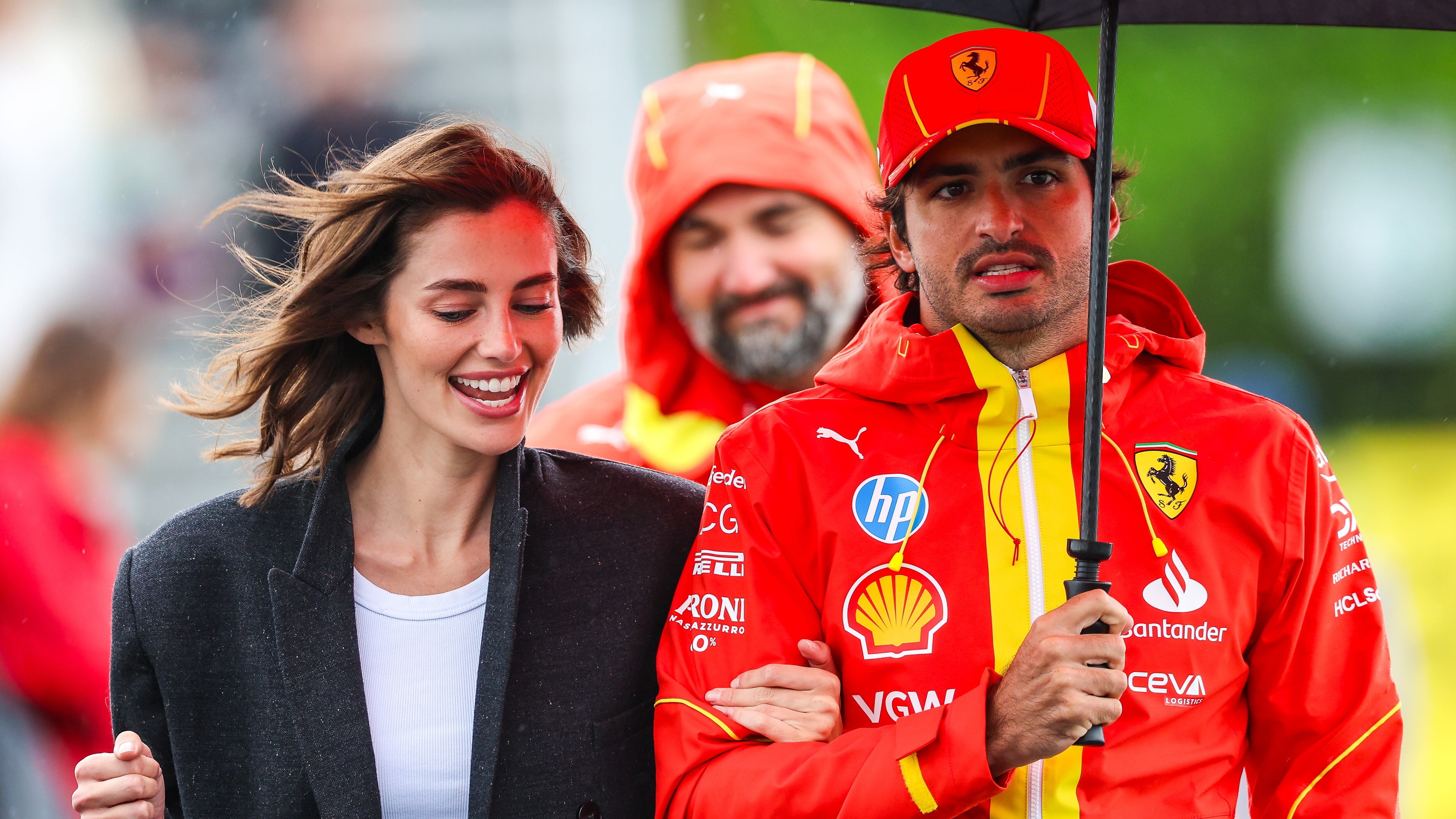 Carlos Sainz y su novia Rebecca Donaldson llegan al Gran Premio de F1 de Canadá en el Circuito Gilles Villeneuve el 9 de junio de 2024 en Montreal, Canadá. (Kym Illman/Getty Images)