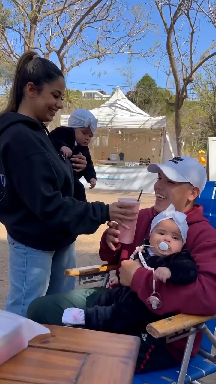 Daniela Celis y Thiago Medina en su primer viaje familiar con las gemelas