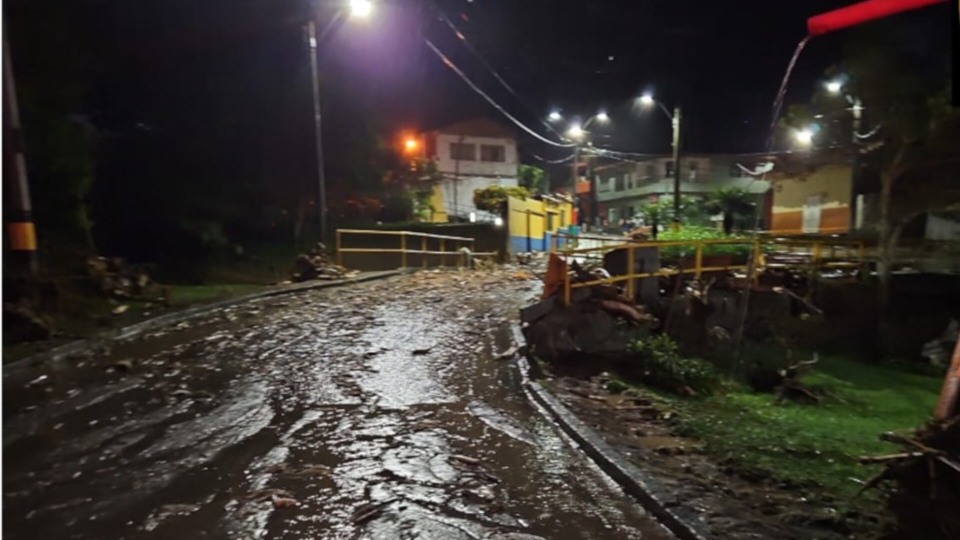 En la noche del miércoles 25 de junio se reportó una avalancha en el municipio de Venecia (Antioquia) a causa de las fuertes lluvias. (Crédito: Bomberos Amagá)