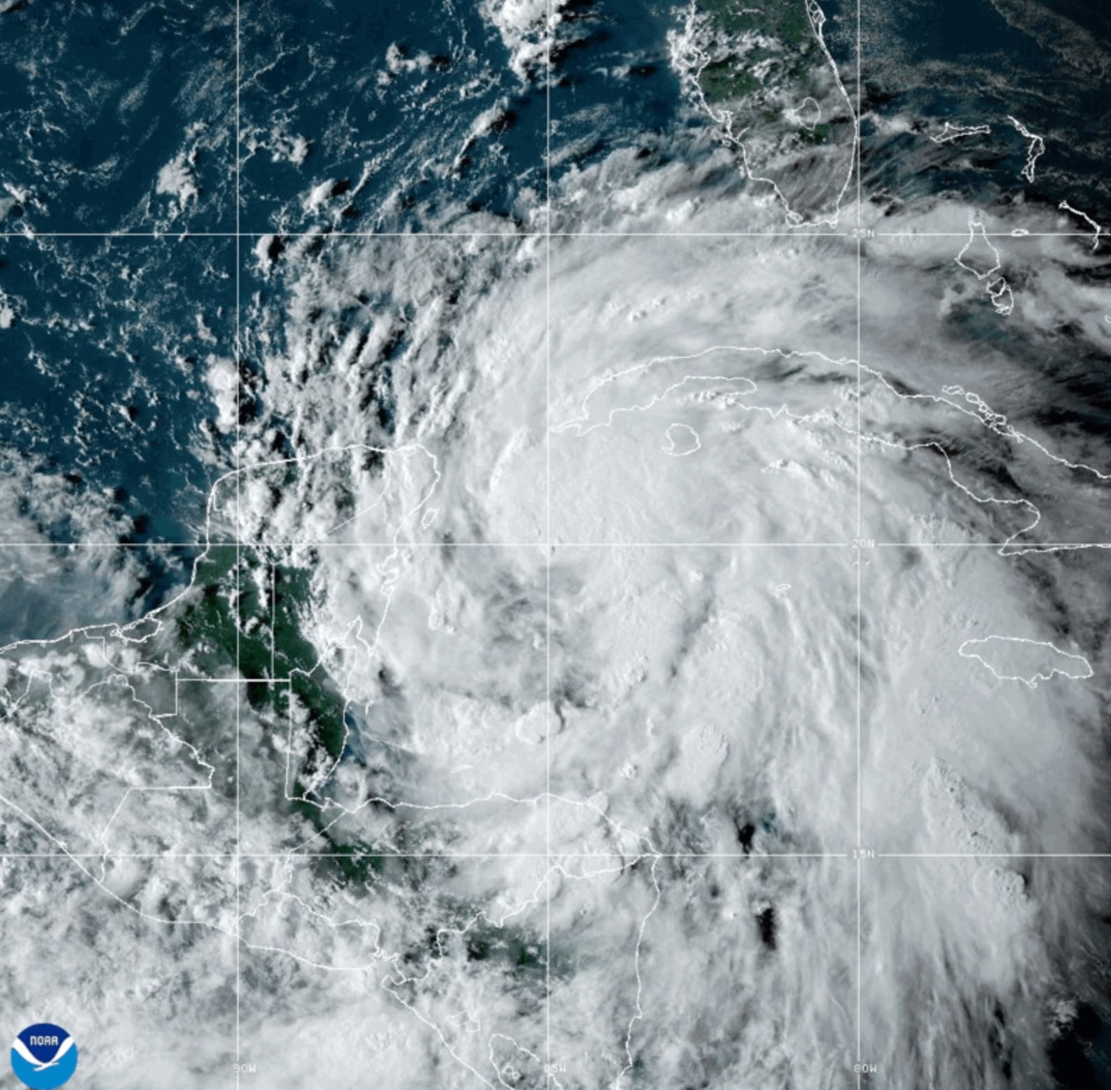 En esta imagen satelital de la Oficina Nacional de Administración Oceánica y Atmosférica de EEUU (NOAA, por sus siglas en inglés) tomada a las 18:10 ET, se muestra la tormenta tropical Helene sobre el golfo de México, cerca de México y Cuba, el 24 de septiembre de 2024. (NOAA vía AP)