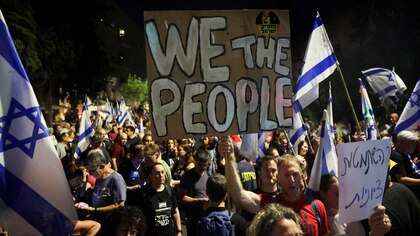 Miles de israelíes protestaron frente a las residencias de Netanyahu para exigir la liberación de los rehenes en Gaza