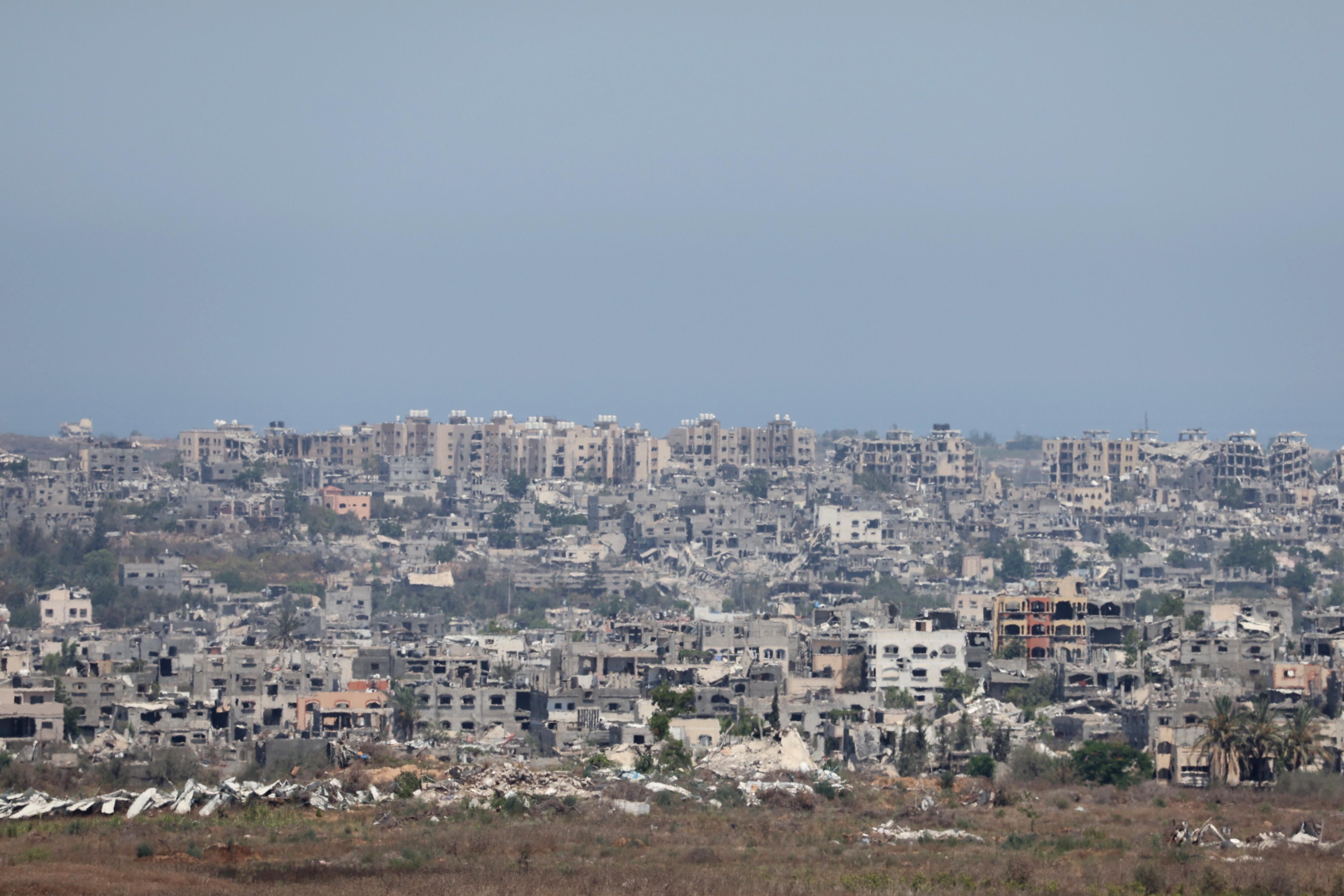 Edificios destruidos dentro de Gaza vistos desde el lado israelí de la frontera con la Franja de Gaza, sur de Israel, el pasado 11 de julio de 2024. (Foto: EFE) 