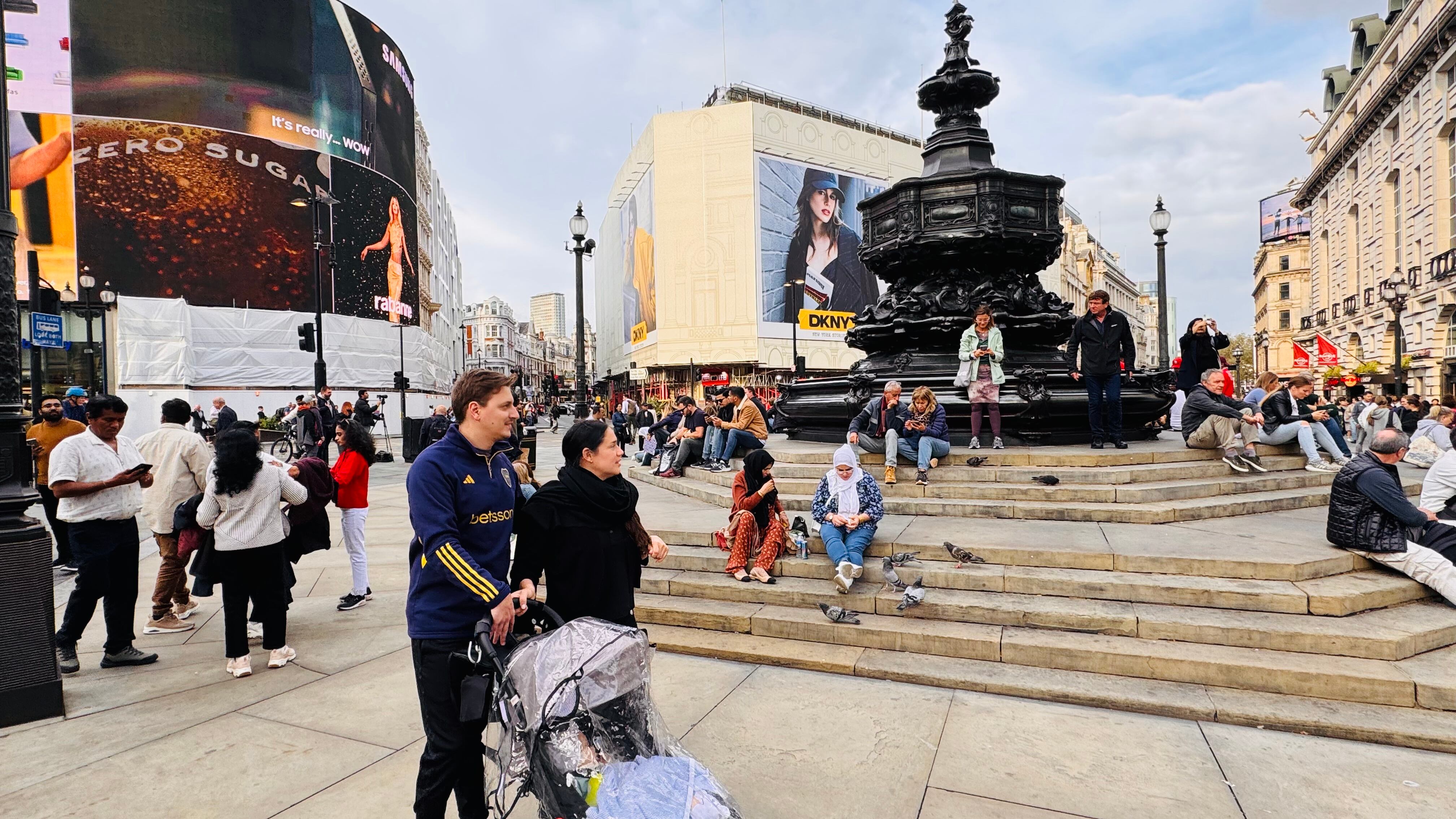 Lugares icónicos de Londres que no pueden faltar en tu visita. La capital del Reino Unido ofrece una rica mezcla de historia, cultura y modernidad. Desde el Tower of London hasta el palacio de Buckingham, un repaso por los rincones que definen esta ciudad única