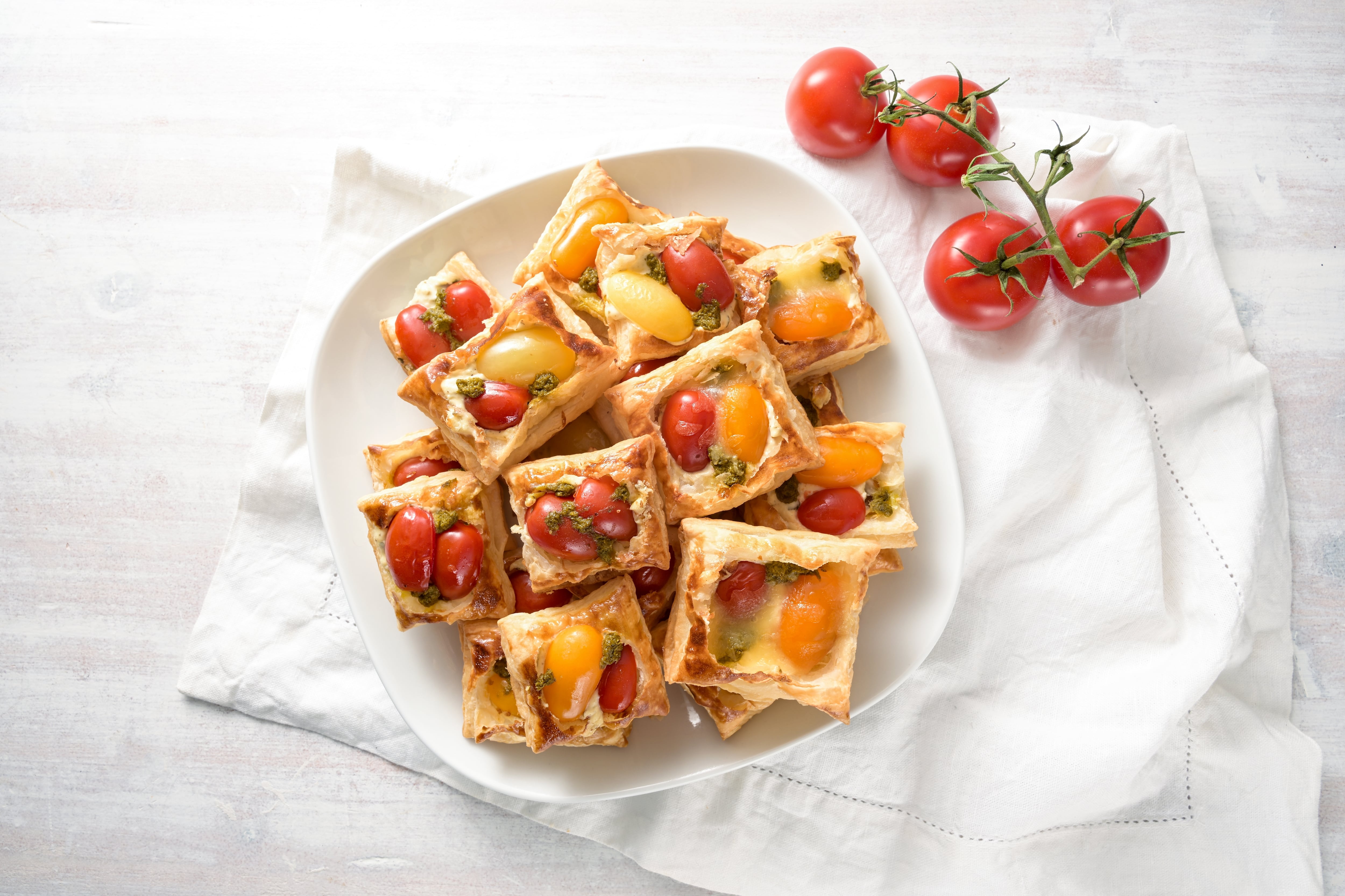 Hojaldres con tomate y queso y otros aperitivos en freidora de aire