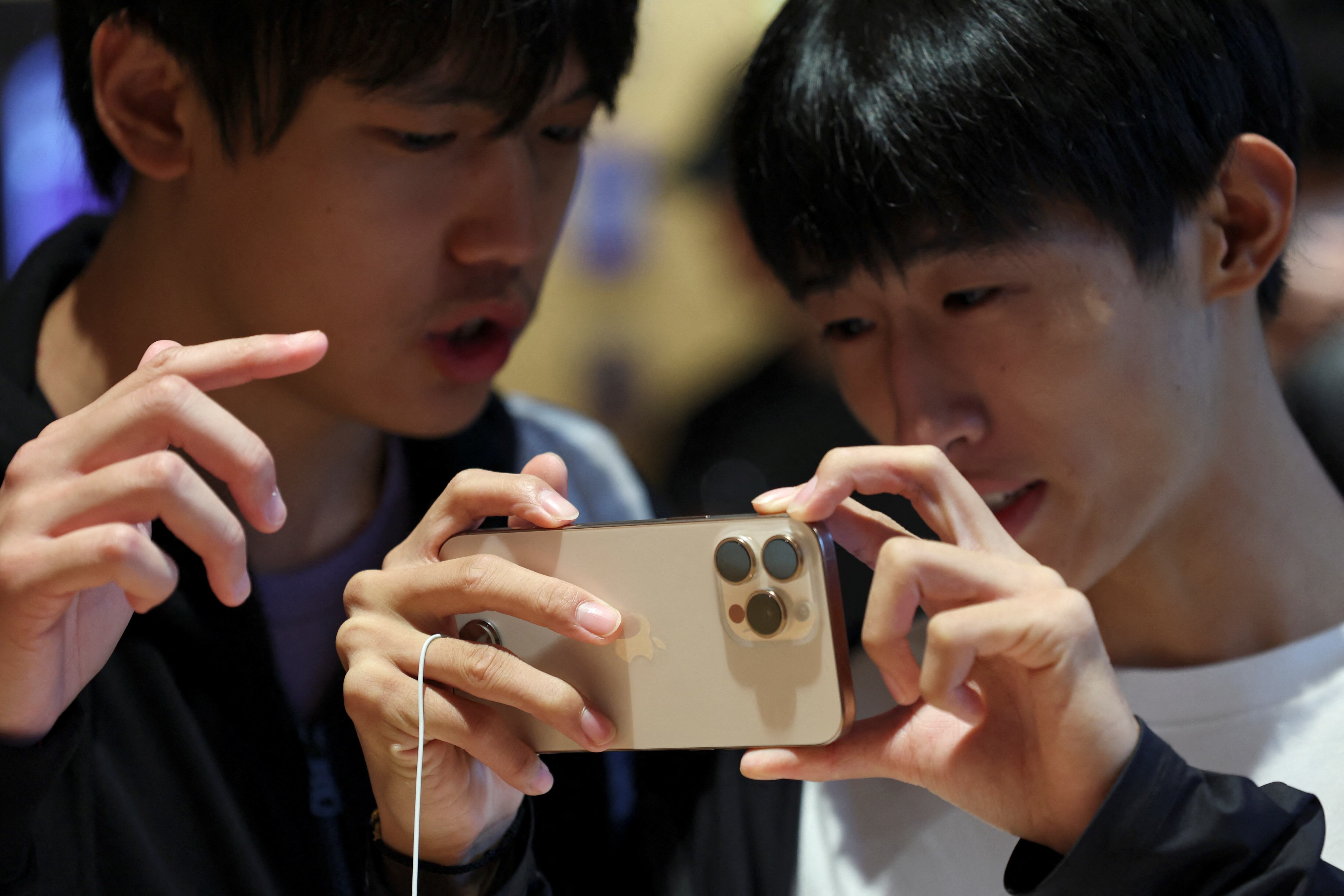 El celular analiza las órdenes emitidas por los ojos para saber qué seleccionaer. (Foto: REUTERS/Florence Lo)