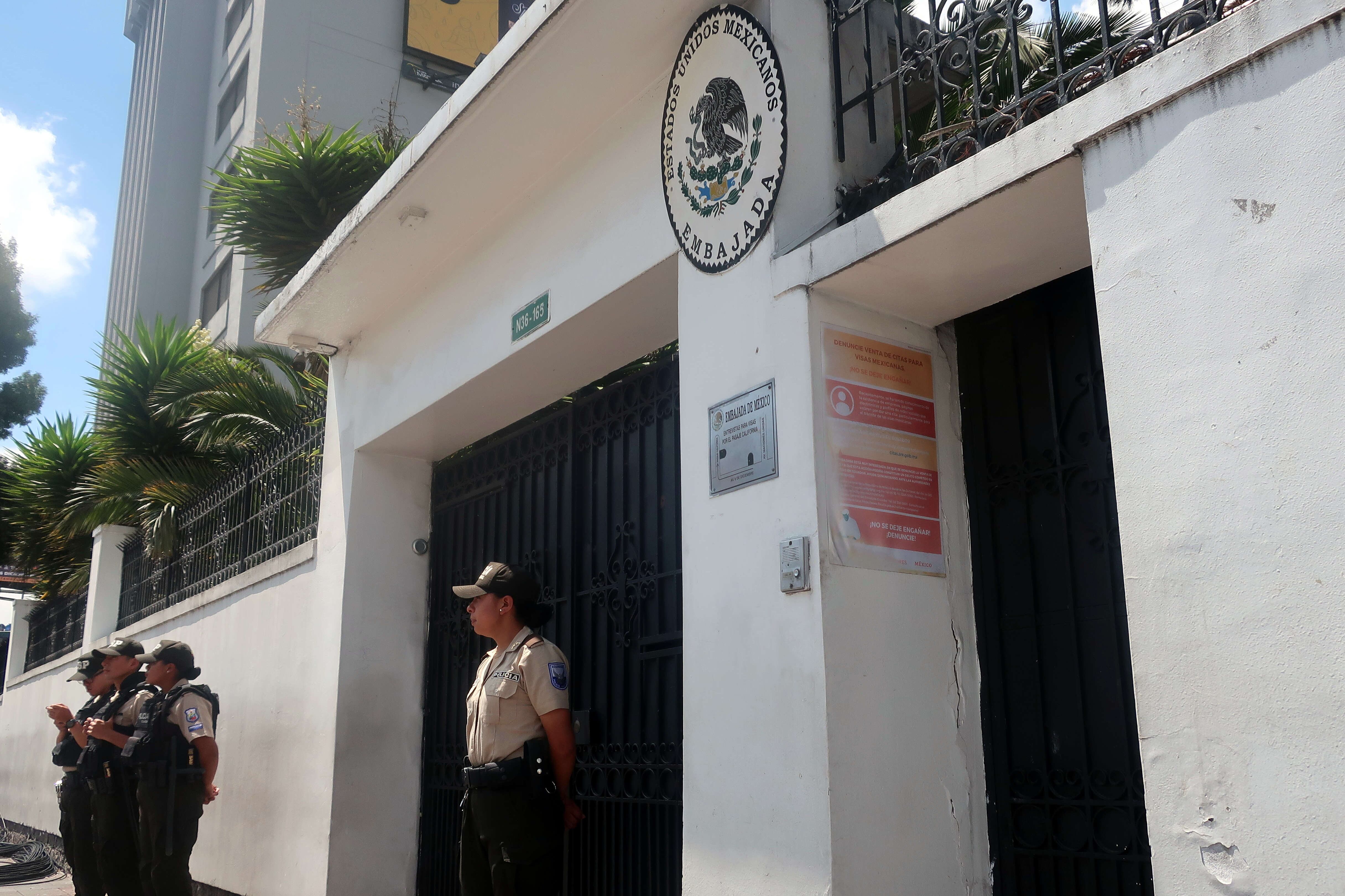 Foto de archivo de varios policías que custodian la Embajada de México en Ecuador. EFE/ Juan Francisco Chávez
