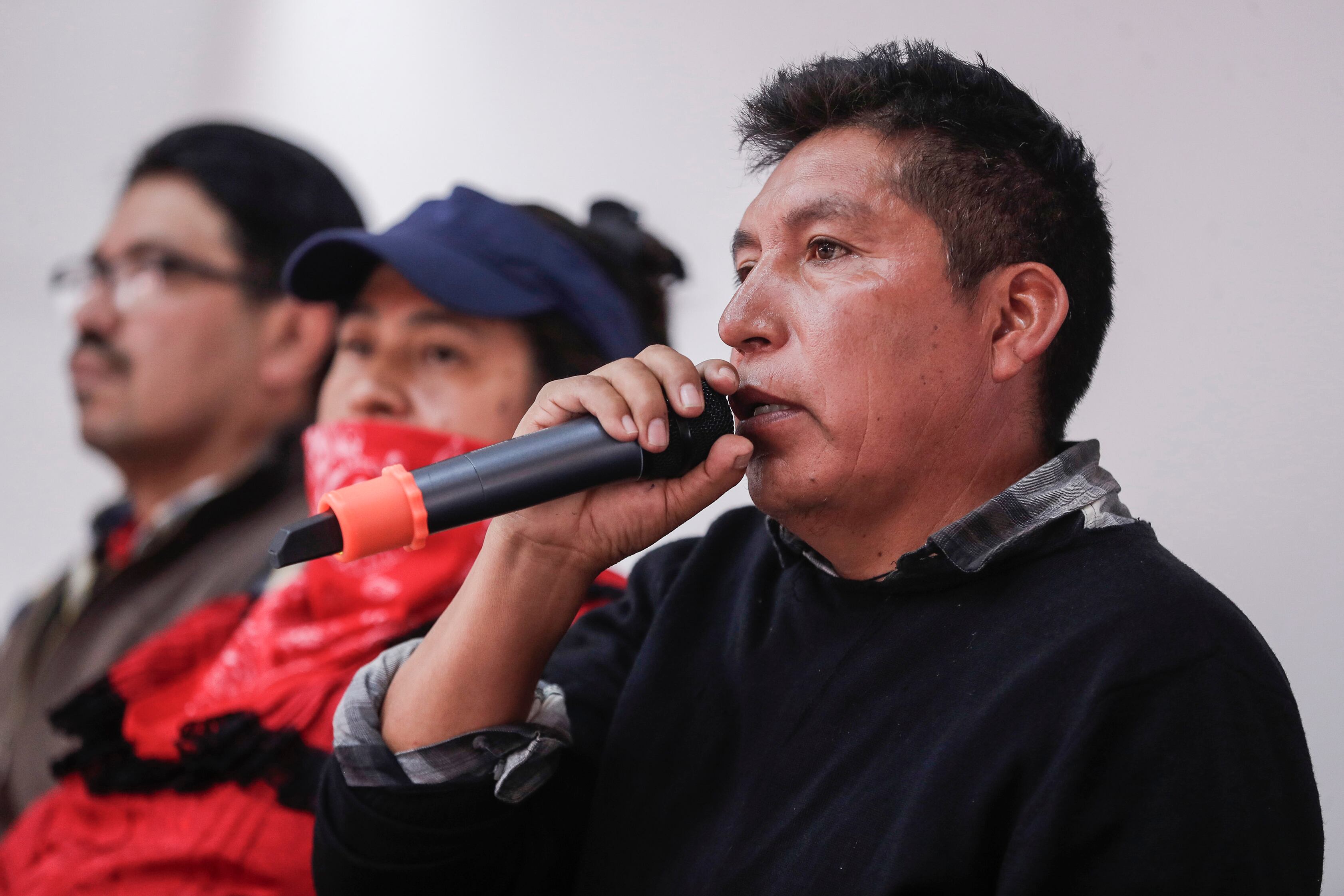 El activista cholulteca y defensor del medio ambiente Miguel López Vega (d) habla durante una conferencia de prensa, en la Ciudad de México (México). EFE/Isaac Esquivel
