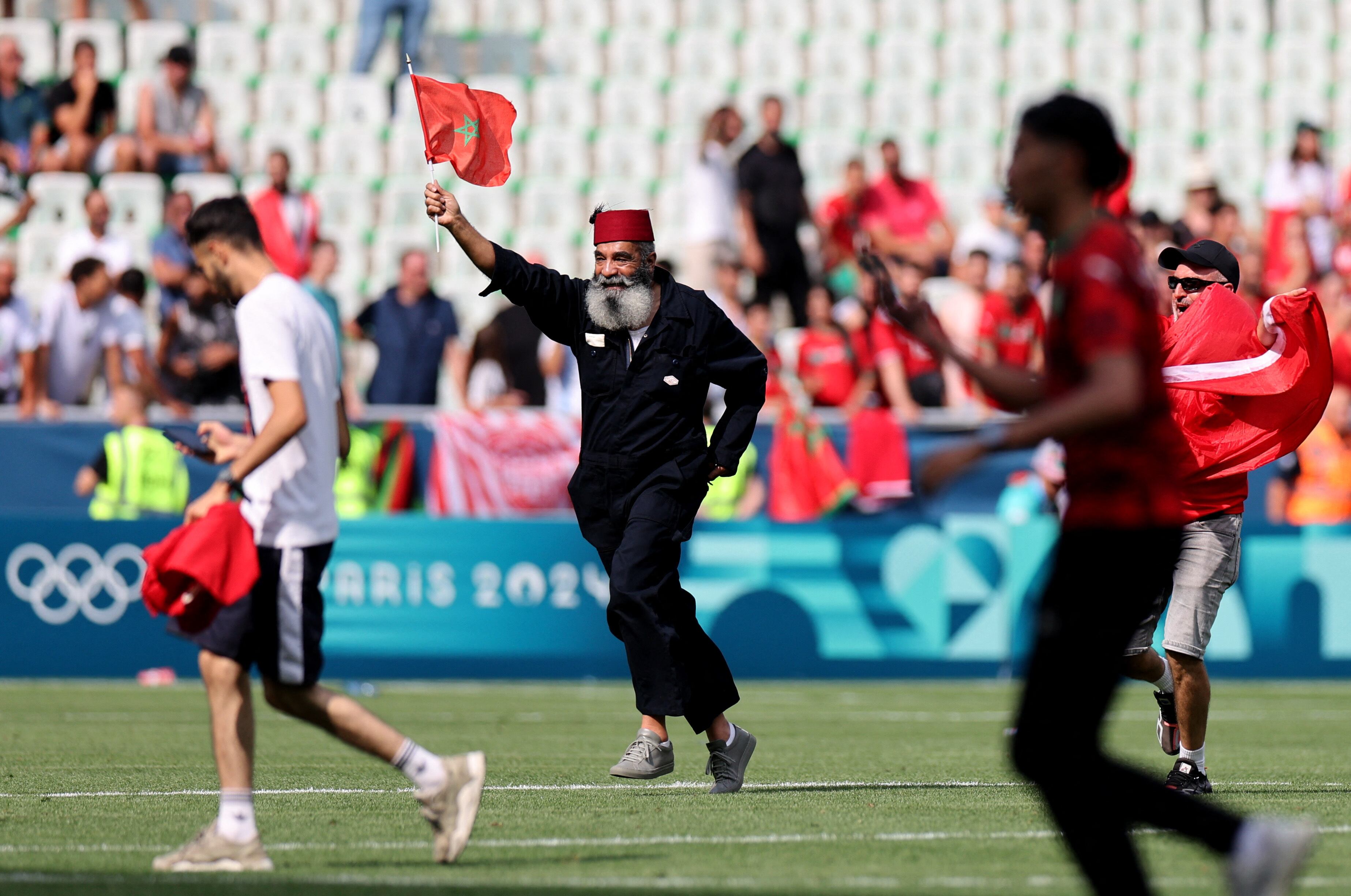 Un fanático de Marruecos invadió el campo de juego (REUTERS/Thaier Al-Sudani)