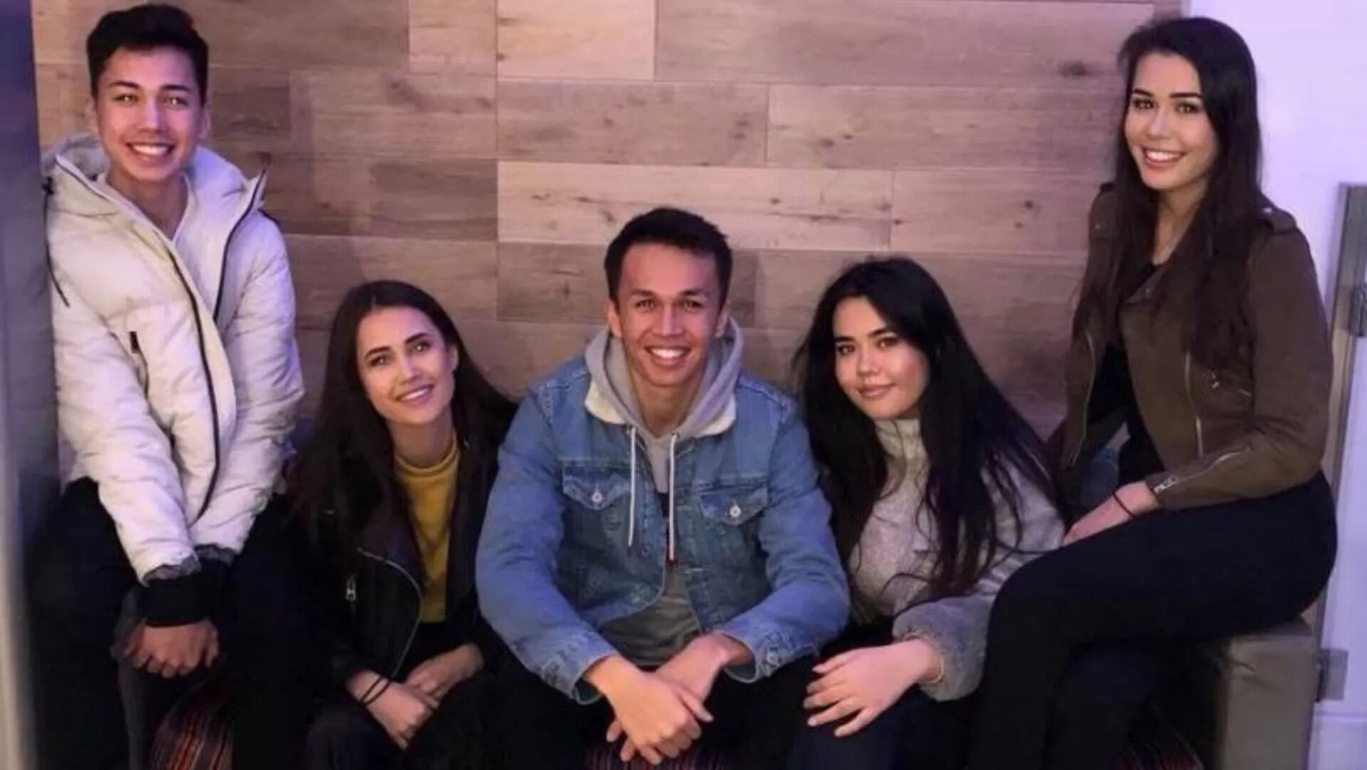 Alex Albon con sus cuatro hermanos 