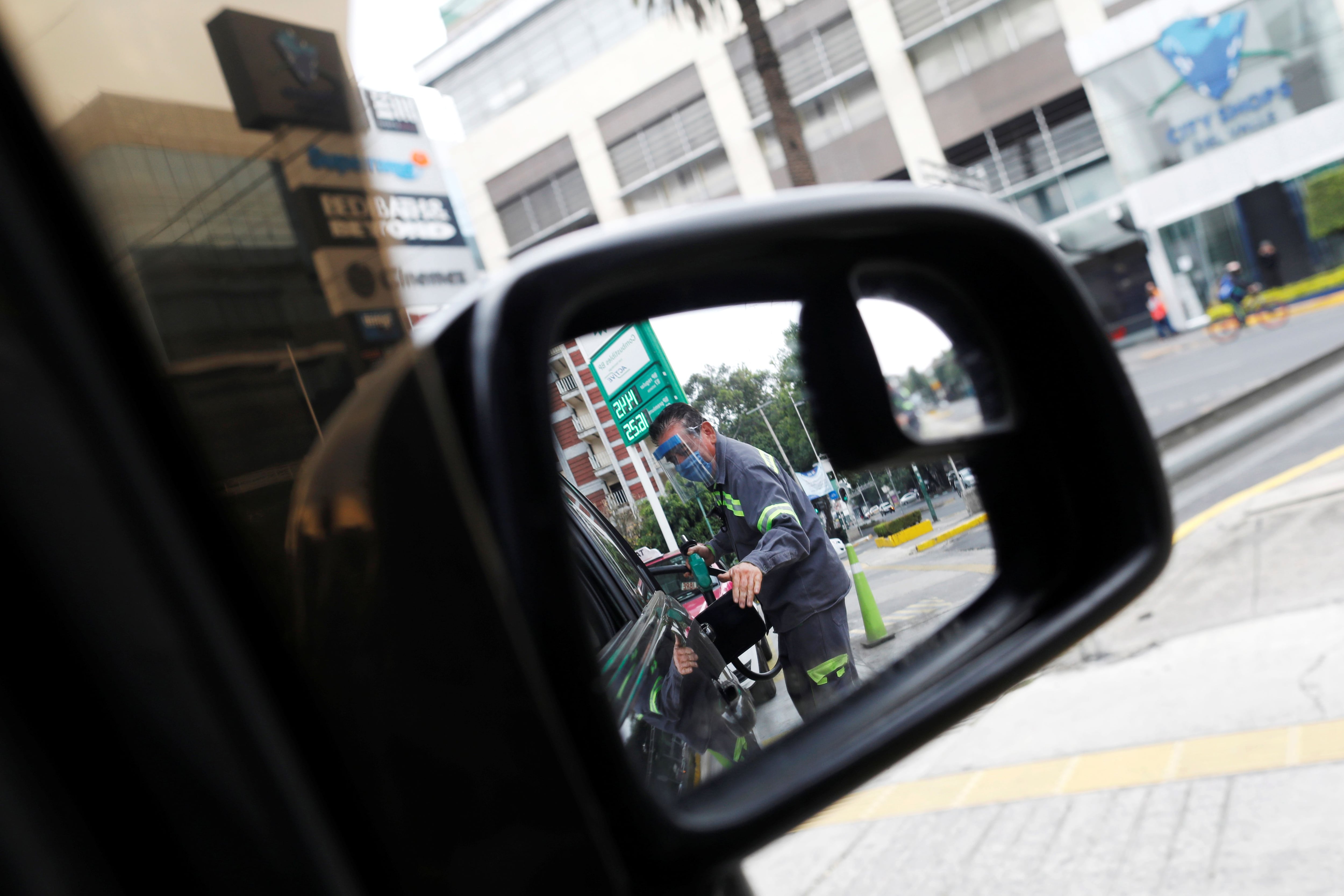 Mantente actualizado sobre los precios de la gasolina. (Reuters)