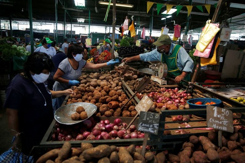 Cuando usted va al mercado, ¿pide boleta? Si no es el caso, entonces la pensión por consumo promovida por Fuerza Popular en la reforma previsional no será para usted. Créditos: REUTERS/Sebastian Castaneda/Archivo