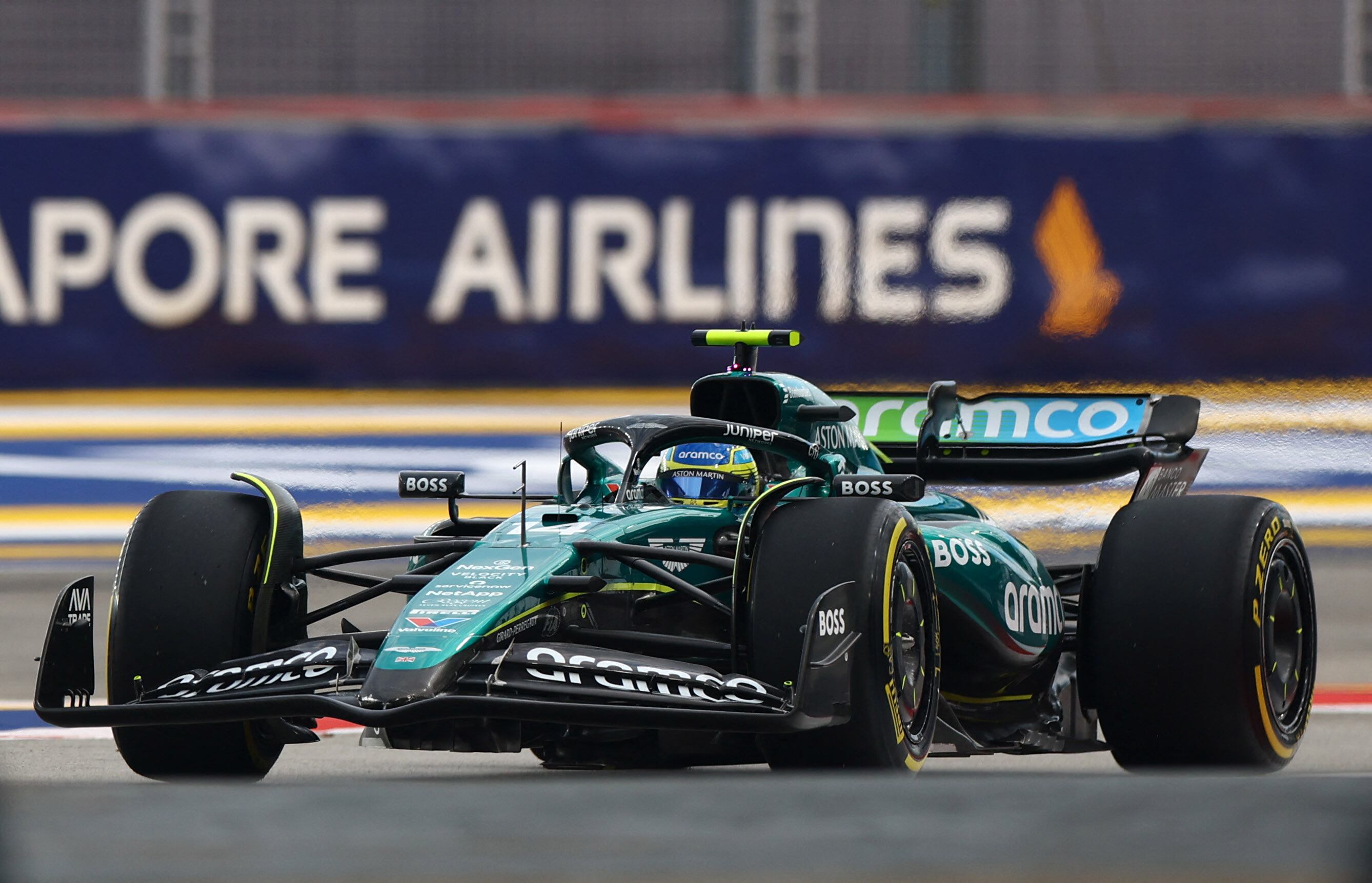 Fernando Alonso en su monoplaza durante el GP de Singapur (REUTERS/Edgar Su)